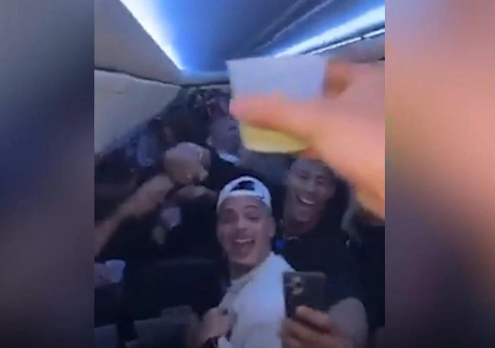 Mehrere Influencer waren auf einem Flug von Kanada nach Mexiko. Sie feierten eine große Party mit Alkohol und Zigaretten, aber ohne Maske.
