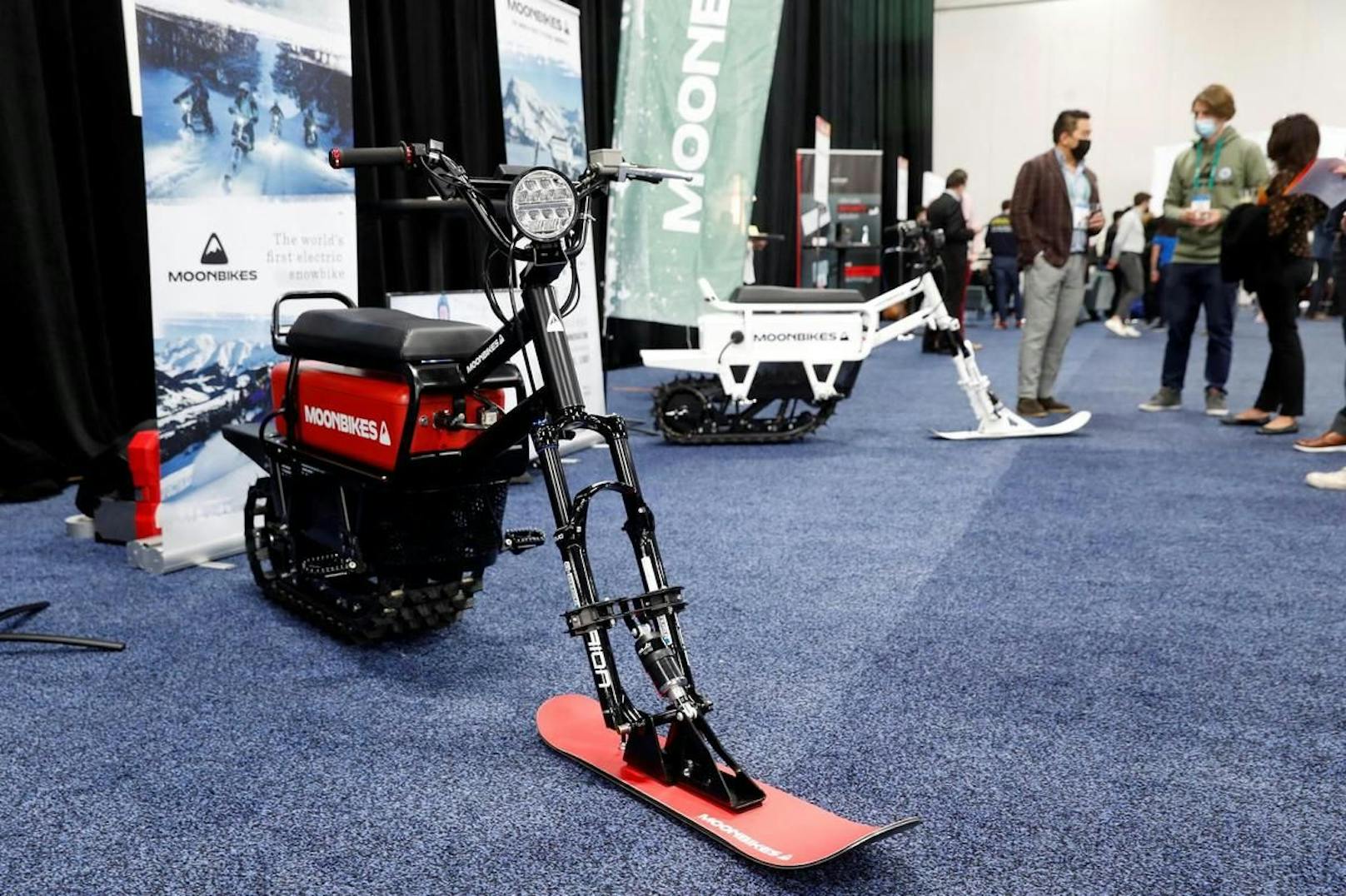 Mittlerweile kennen wir E-Bikes für die Straßen. Das MoonBike soll nun das erste elektronische Schnee-Rad werden.