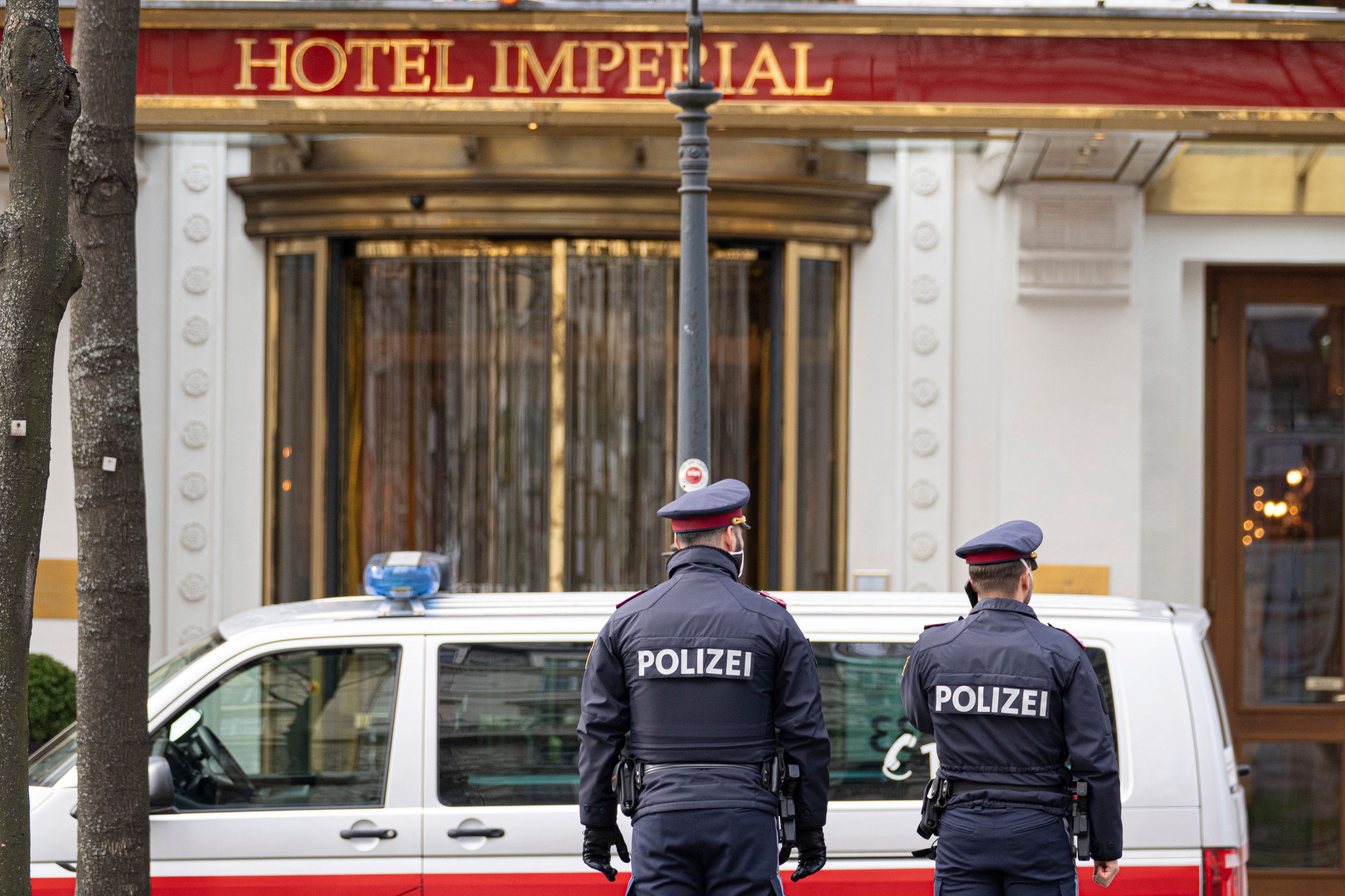 Der Mann lauerte seiner Ex-Frau direkt vor der Wohnung auf – und stach sie nieder.