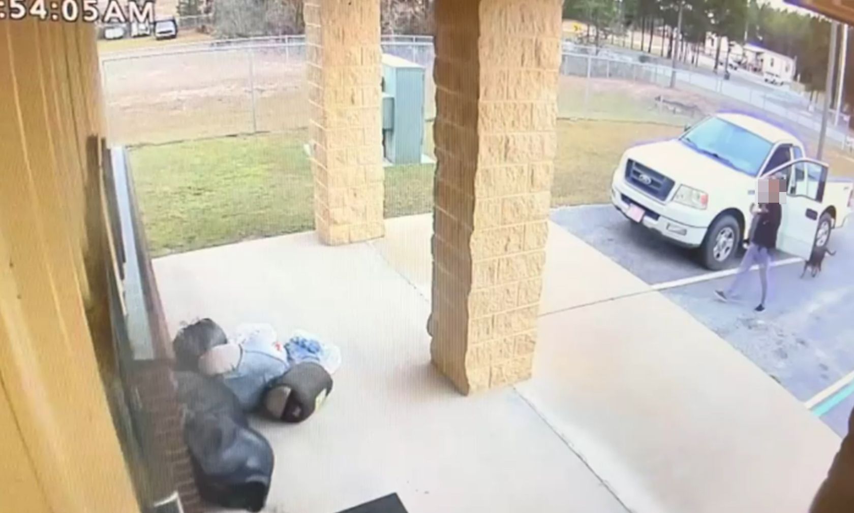 Was zunächst aussieht, als würden hier Weihnachtsspenden gebracht werden, entpuppt sich als grausame Aktion. 