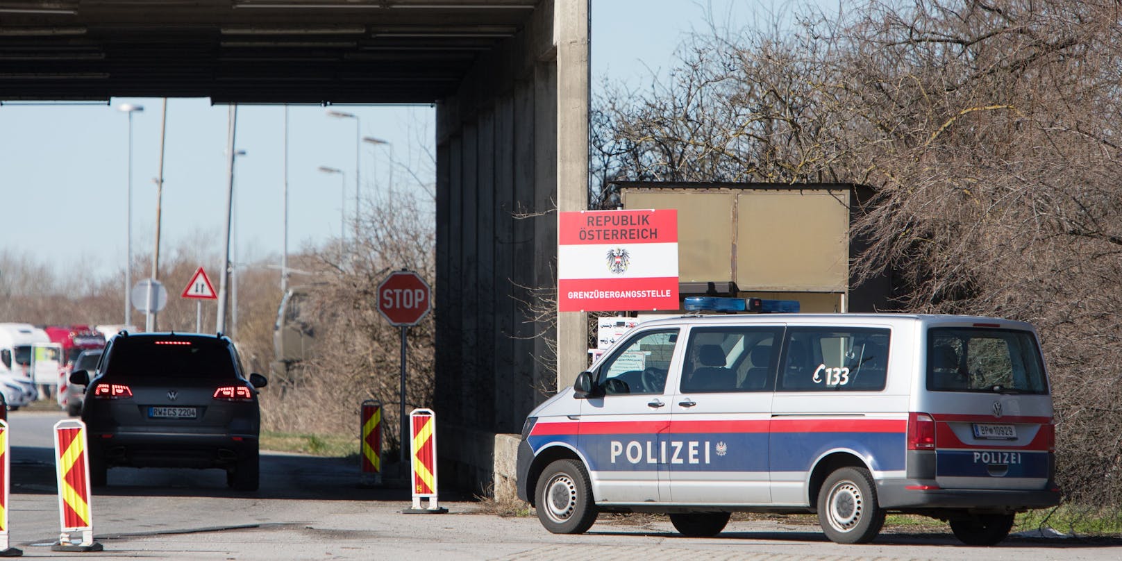 Polizeikontrollen an der Grenze zwischen Österreich und Ungarn. (Symbolfoto)