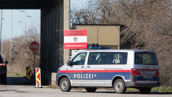 Polizeikontrollen an der Grenze zwischen Österreich und Ungarn. (Symbolfoto)