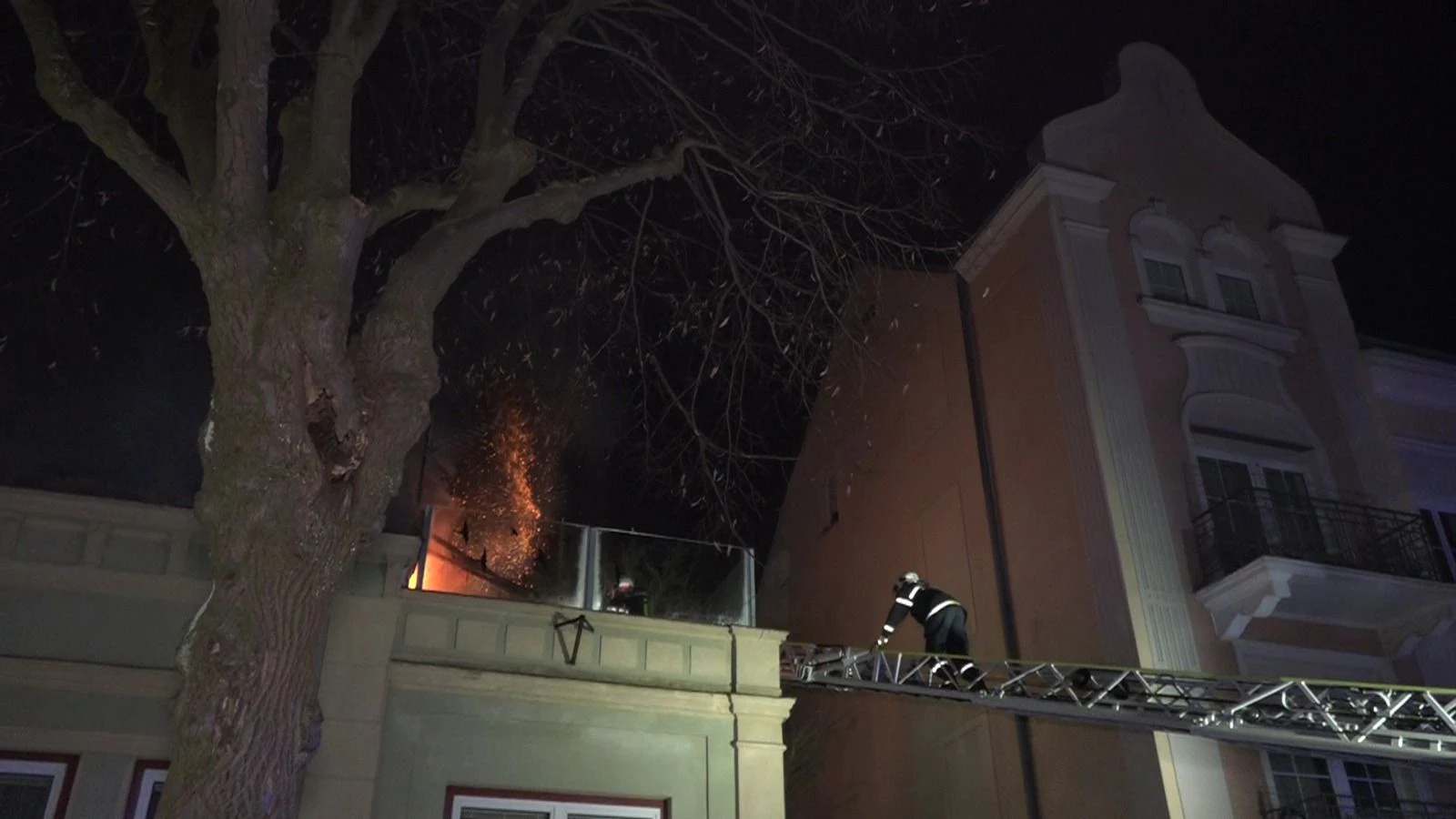 Ein Passant entdeckte die Flammen und schlug bei der Feuerwehr Alarm.