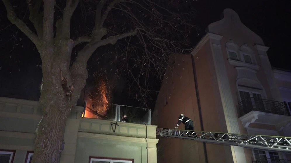Ein Passant entdeckte die Flammen und schlug bei der Feuerwehr Alarm.