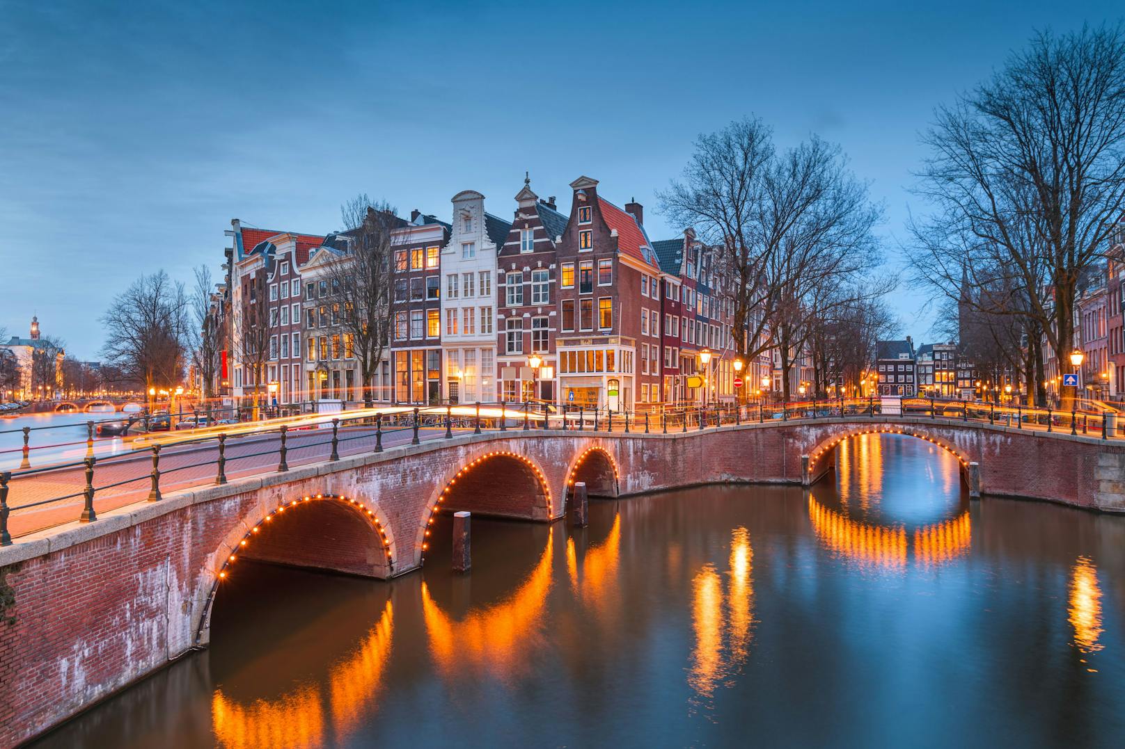 Zwischen den Grachten, Brücken und Gassen kann man in Amsterdam unglaublich viel entdecken.