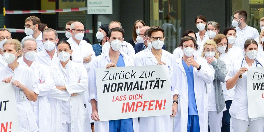 In den letzten Monaten gab es immer mehr Angriffe auf Gesundheitspersonal. Den Angestellten reicht's. Hier beim Protest in Ried.