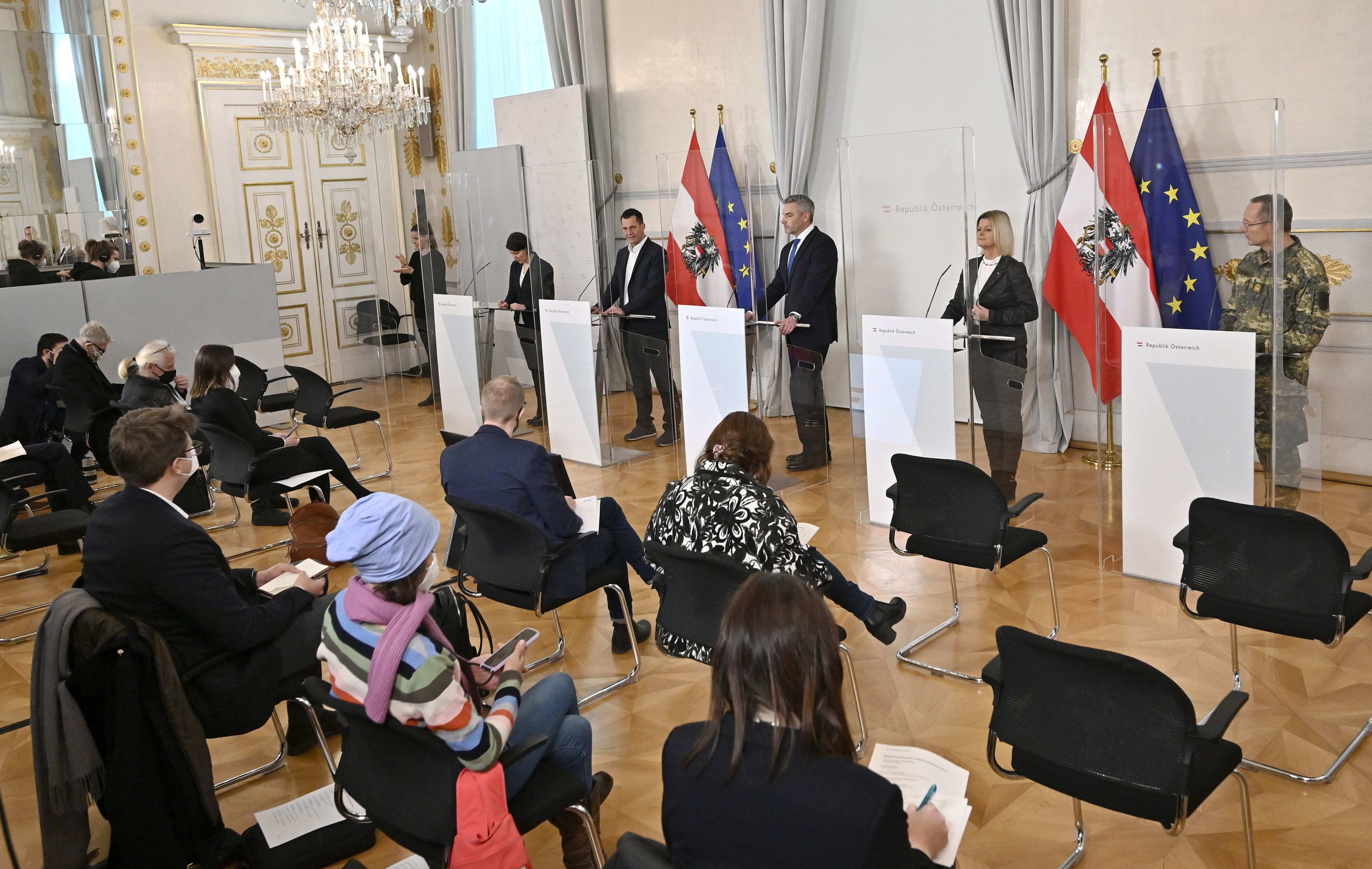 Bundeskanzler Karl Nehammer ist corona-positiv. Nun ist Gesundheitsminister Wolfgang Mückstein in freiwillger Isolation.