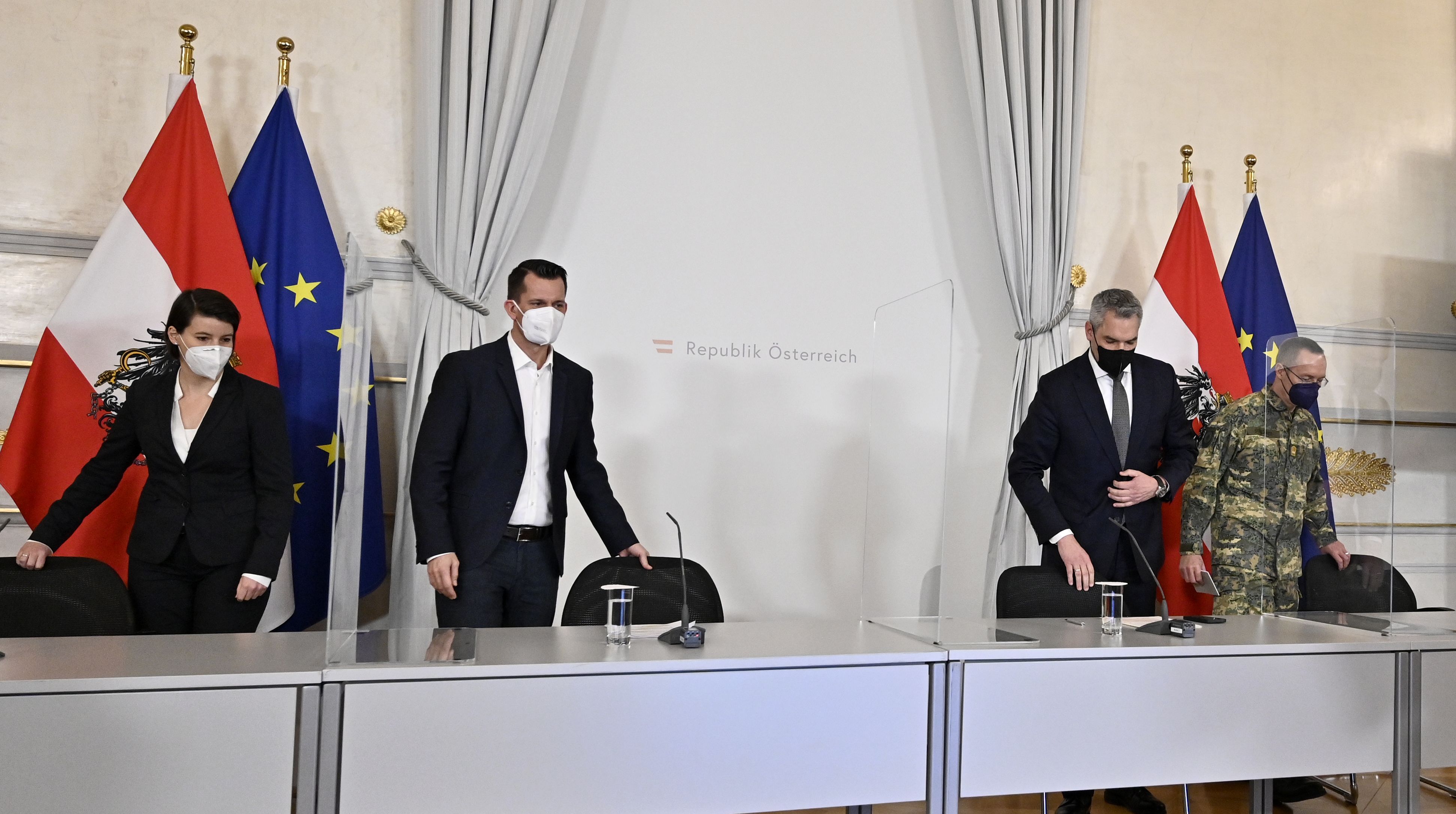 Da war noch alles in Ordnung: Gesundheitsminister Mückstein nimmt neben GECKO-Leiterin Katharina Reich Platz.