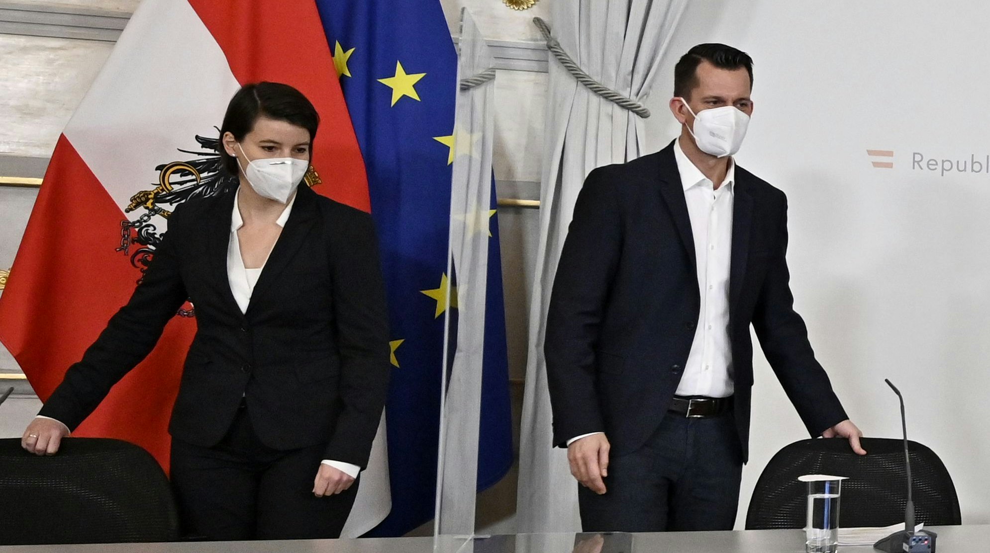 Da war noch alles in Ordnung: Gesundheitsminister Mückstein nimmt neben GECKO-Leiterin Katharina Reich Platz.