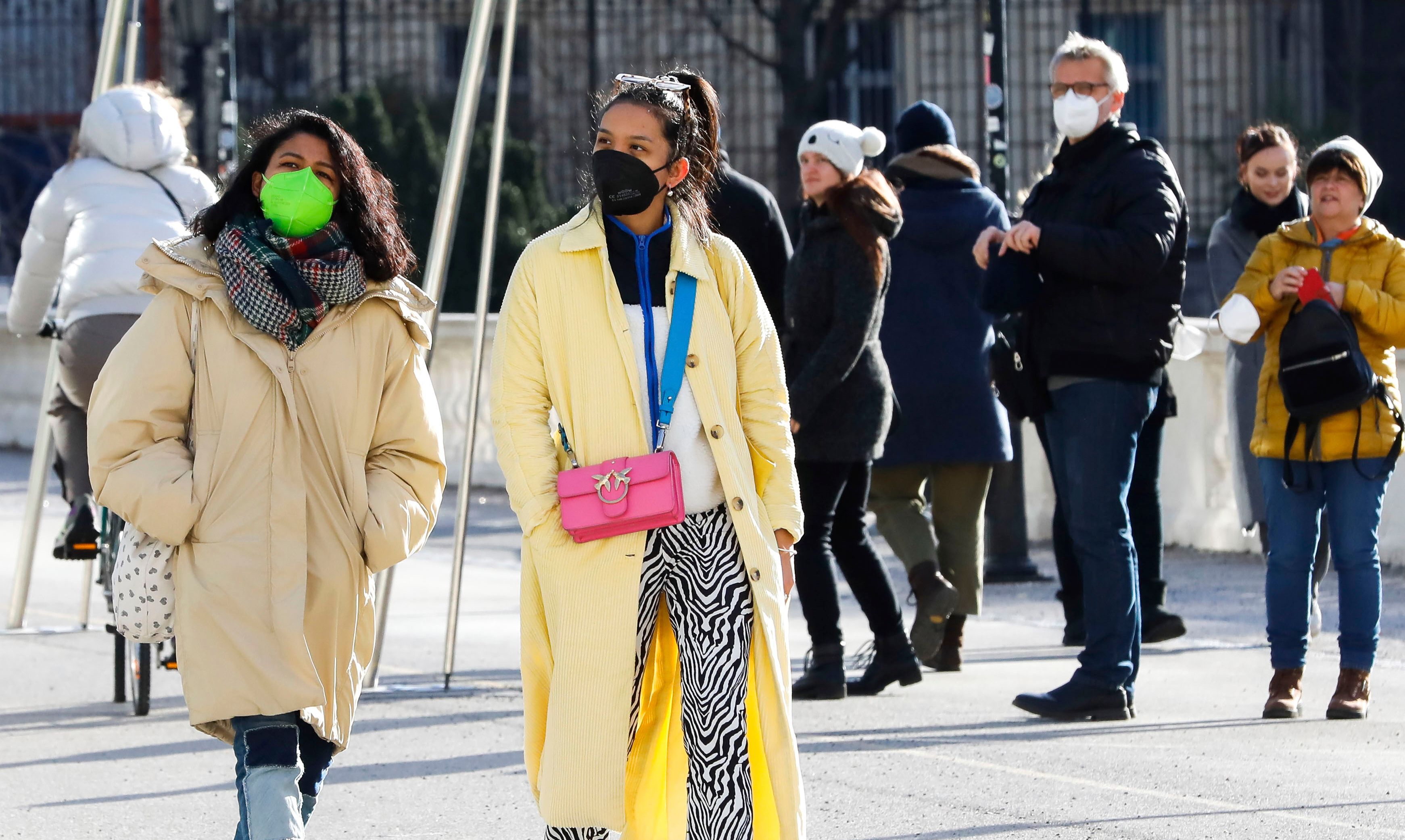 Passanten streifen durch Wien: Forscher haben neue und alte Omikron-Symptome entdeckt.