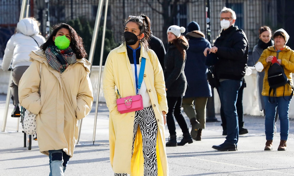 Passanten streifen durch Wien: Forscher haben neue und alte Omikron-Symptome entdeckt.