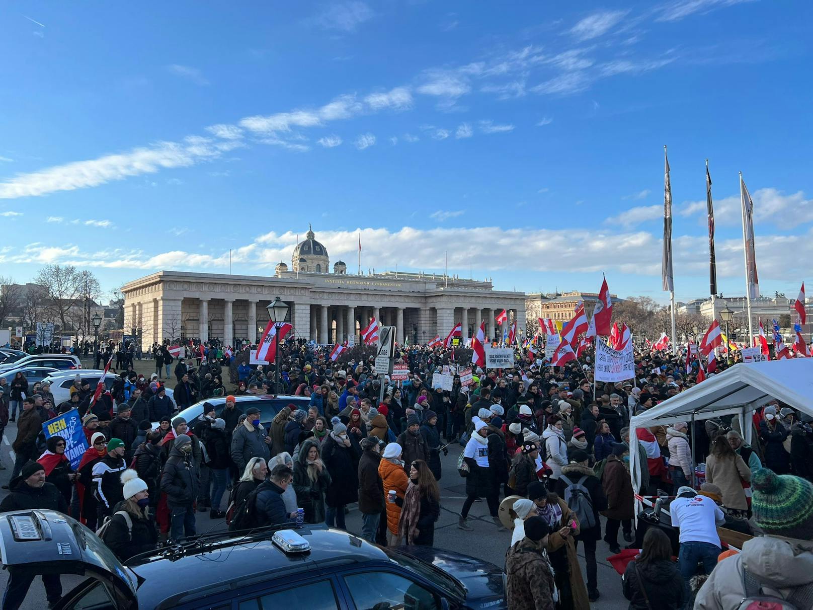 Der "Sturm auf Wien", wie den Corona-Protest die Organisatoren nennen, hat am Samstag zu Mittag begonnen.