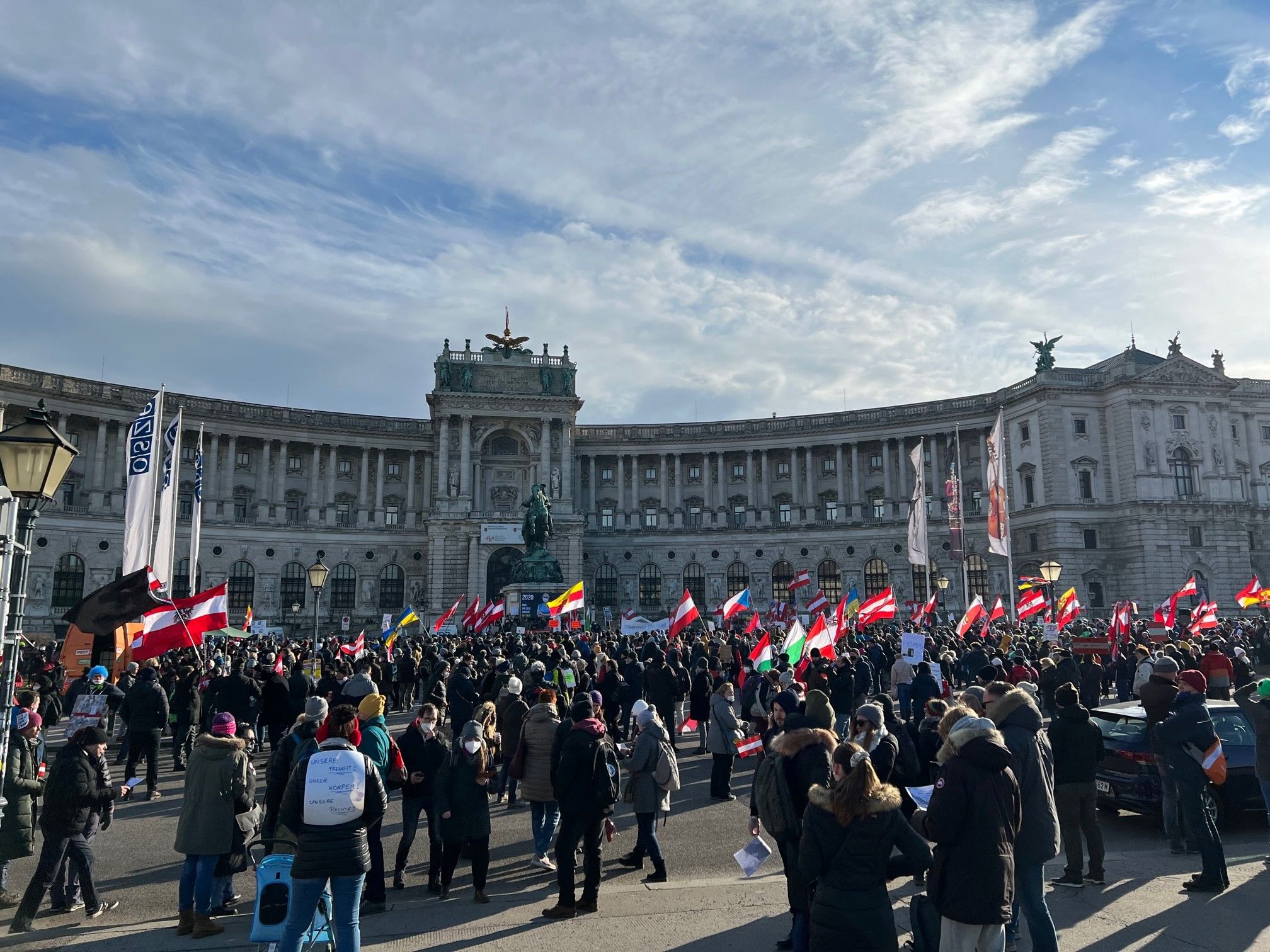 Vor der Hofburg zeigte sich ein Fahnenmeer.
