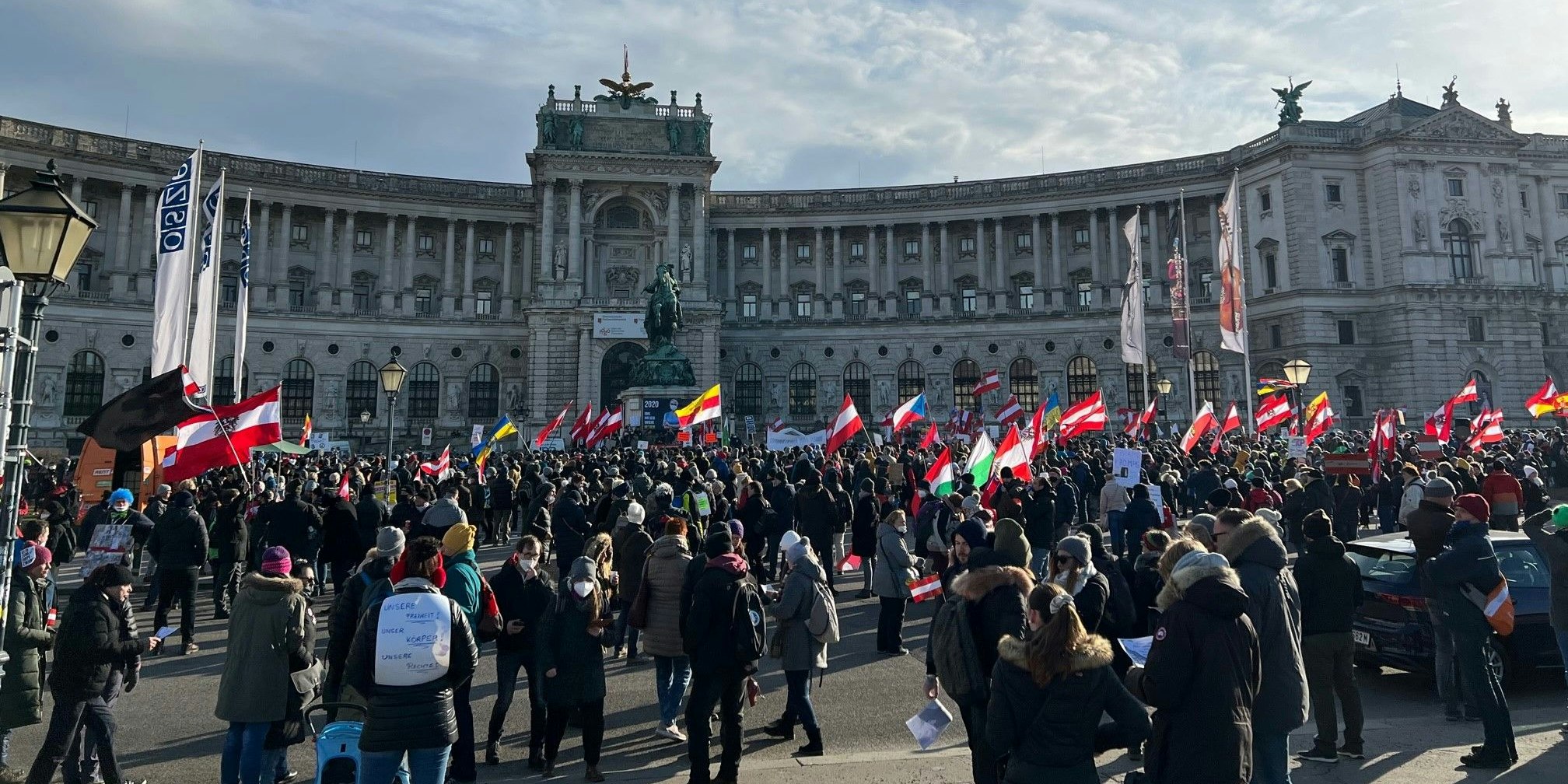 Vor der Hofburg zeigte sich ein Fahnenmeer.