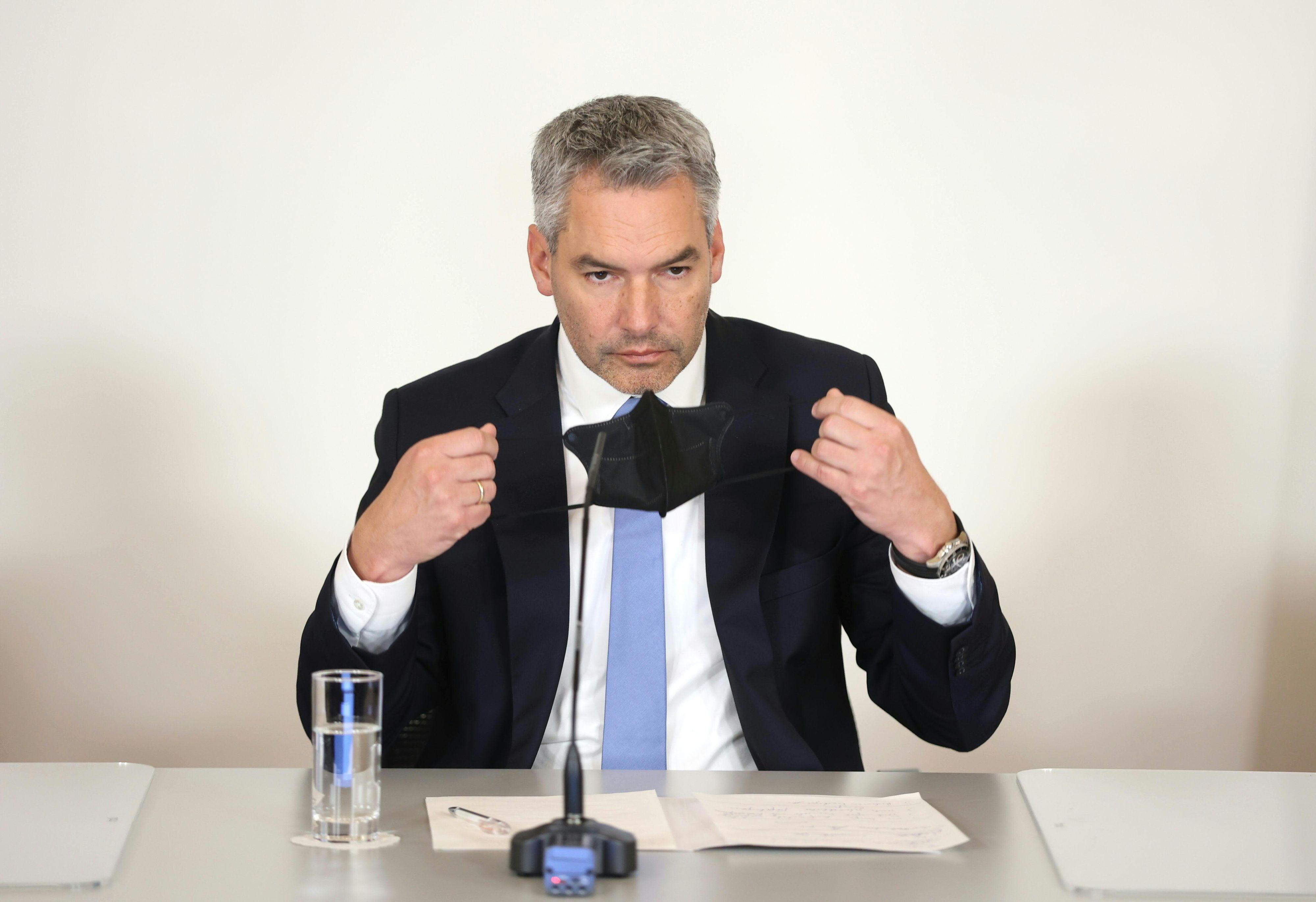 "Sie kommt": Bundeskanzler Karl Nehammer sieht keinerlei Grund, die geplante Impfpflicht abzublasen.