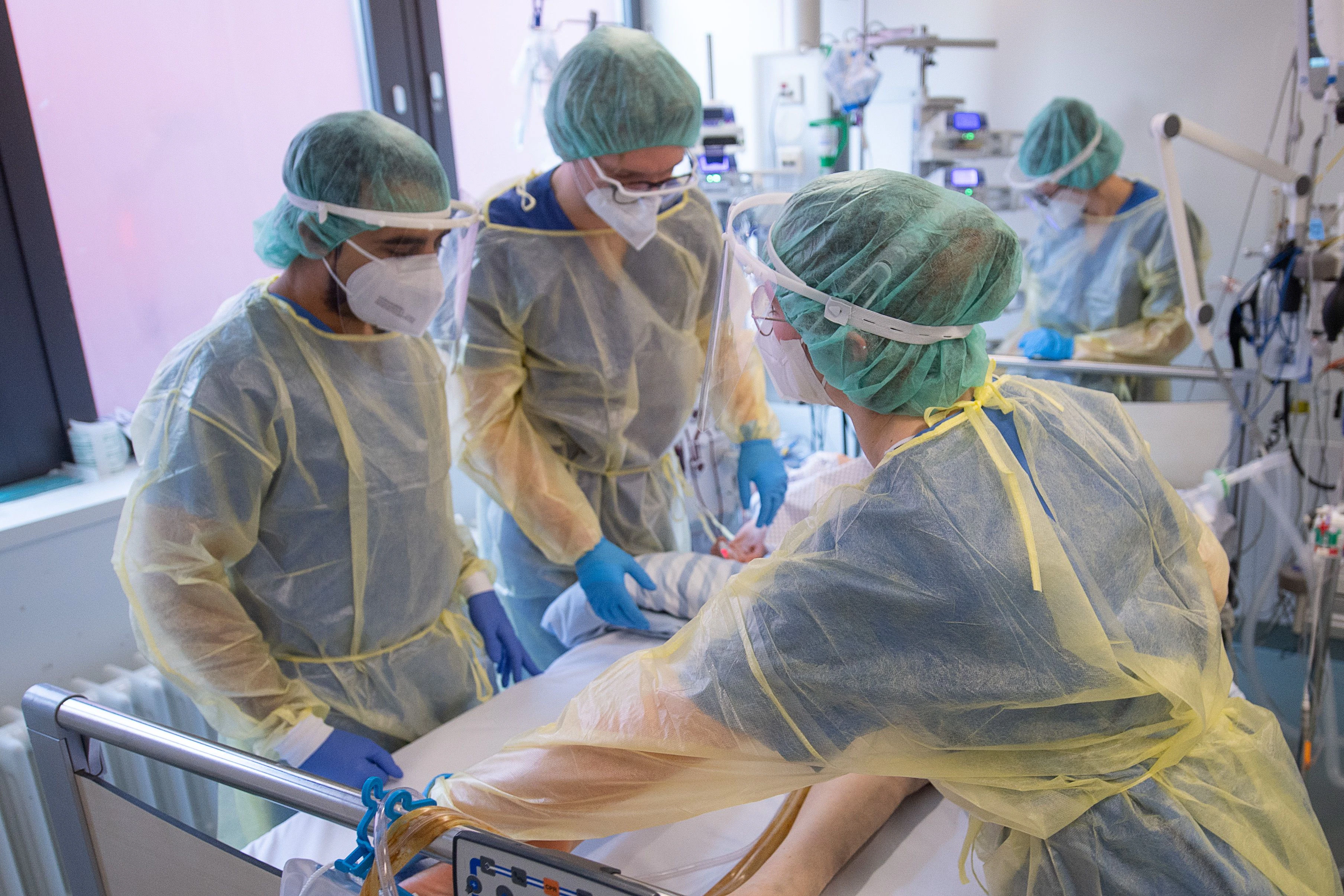 Kampf um jedes Leben: Gesundheitspersonal betreut Corona-Patienten auf einer Intensivstation.