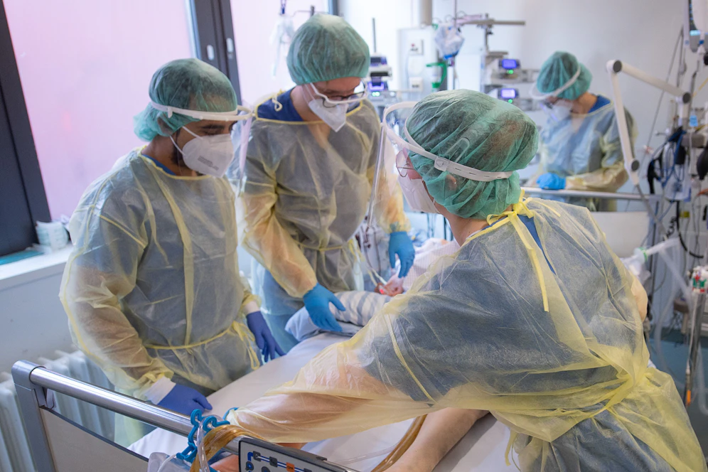 Kampf um jedes Leben: Gesundheitspersonal betreut Corona-Patienten auf einer Intensivstation.