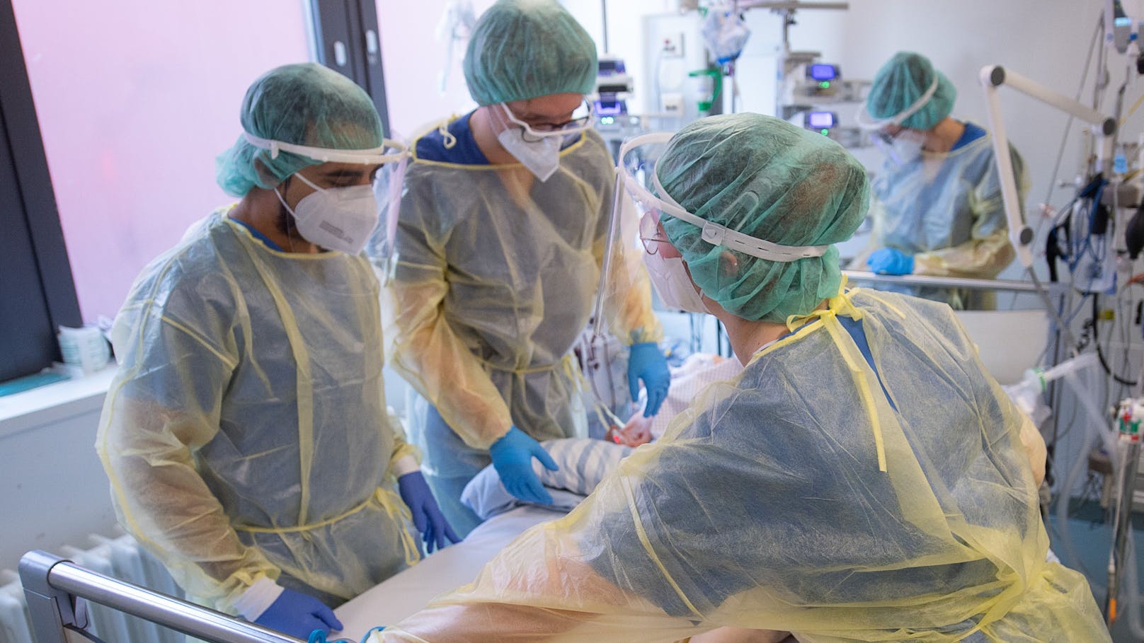 Kampf um jedes Leben: Gesundheitspersonal betreut Corona-Patienten auf einer Intensivstation.