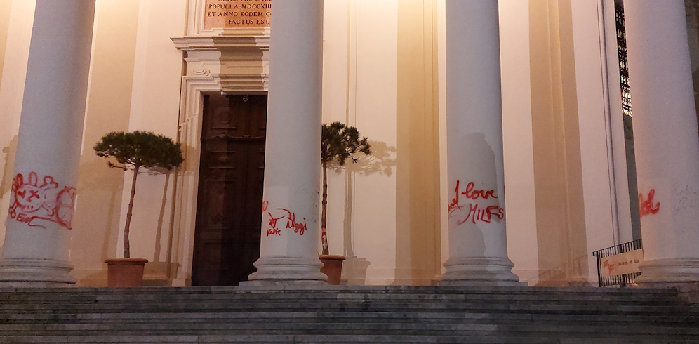 Die Karlskirche ist dem Vandalismus zum Opfer gefallen. 