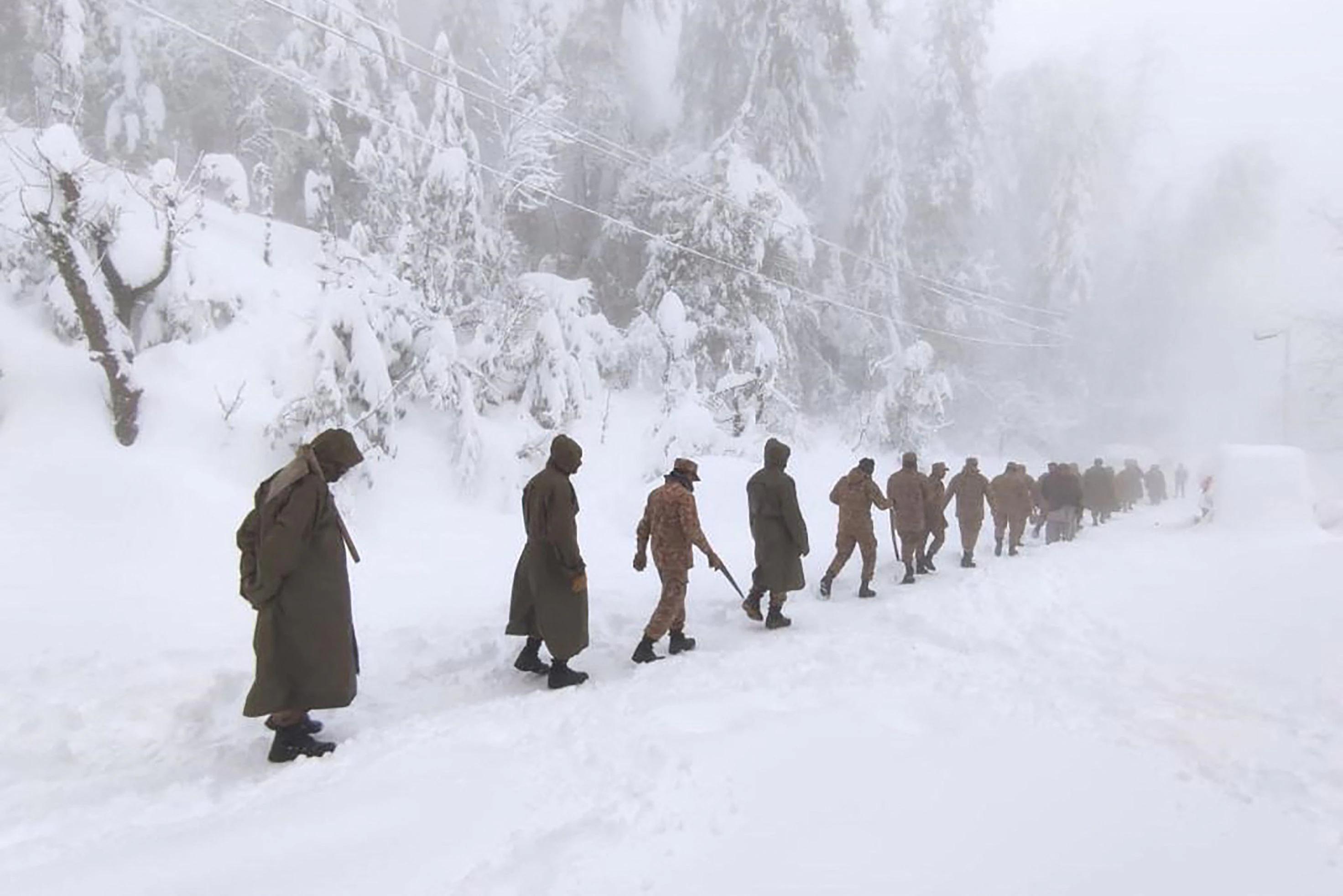 Download von www.picturedesk.com am 08.01.2022 (15:14).  *** SERVICEBILD *** In this handout photograph released by Pakistan's Inter Services Public Relations (ISPR) on January 8, 2022 shows army soldiers arrive to clear road covered with snow in Murree, around 70 kilometres (45 miles) northeast of the capital, Islamabad after an incident where at least 21 people died in an enormous traffic jam caused by tens of thousands of visitors thronging to a Pakistani hill town to see unusually heavy snowfall. (Photo by Inter Services Public Relations / AFP) / RESTRICTED TO EDITORIAL USE - MANDATORY CREDIT "AFP PHOTO / Inter Services Public Relations " - NO MARKETING - NO ADVERTISING CAMPAIGNS - DISTRIBUTED AS A SERVICE TO CLIENTS - 20220108_PD3818 - Rechteinfo: Servicebild (SB) Bei diesem Bild ist PictureDesk ausschließlich technischer Dienstleister und stellt eine technische Bearbeitungsgebühr in Rechnung. PictureDesk ist weder Urheber noch Rechteinhaber. Die Nutzung liegt in alleiniger Verantwortung des Kunden. Nur für redaktionelle Nutzung! Werbliche Nutzung erfordert Freigabe: bitte schicken Sie uns eine Anfrage.