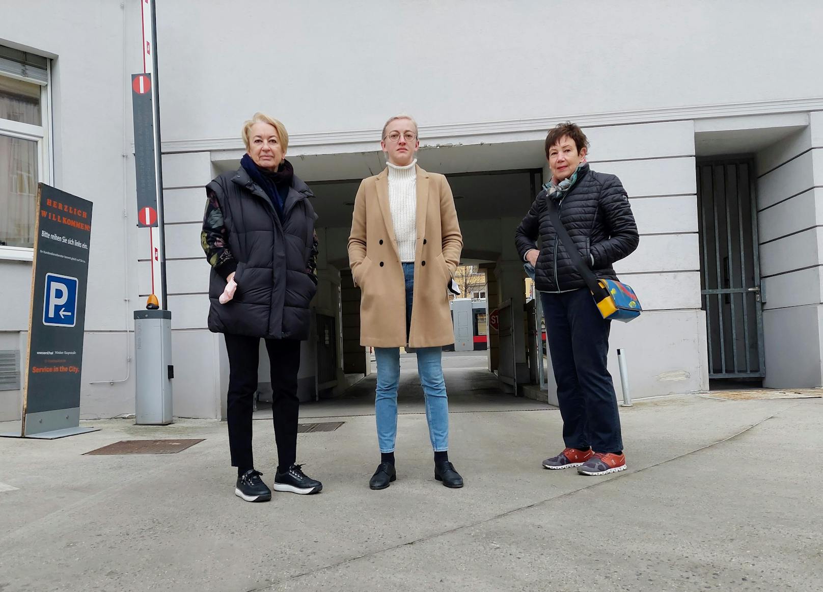 Barbara Neuroth, Julia Tinhof, Karin Lehmann (Grüne Wieden, v.li.) fordern Begrünung anstatt Kurzzeit-Appartments am Bergstaller-Areal.