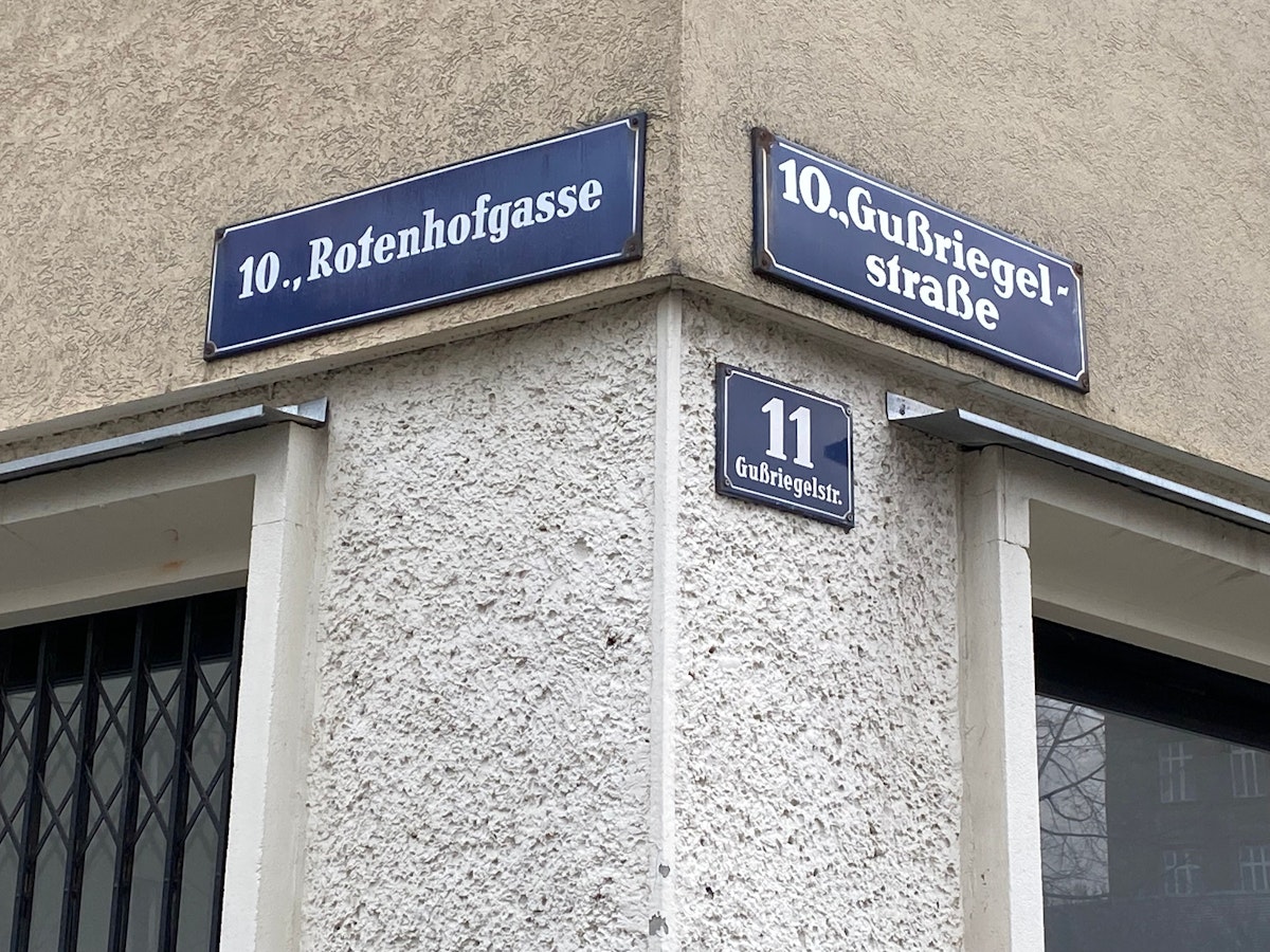 Trümmerfeld nach massiver Pyro-Explosion in Favoriten