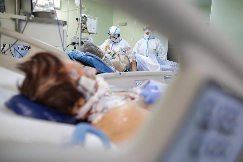 Rumänien will den steigenden Zahlen, die sich seit Mitte Dezember versechsfacht haben, mit einer Maskenpflicht im Freien und einem Verbot von Stoffmasken entgegenwirken.