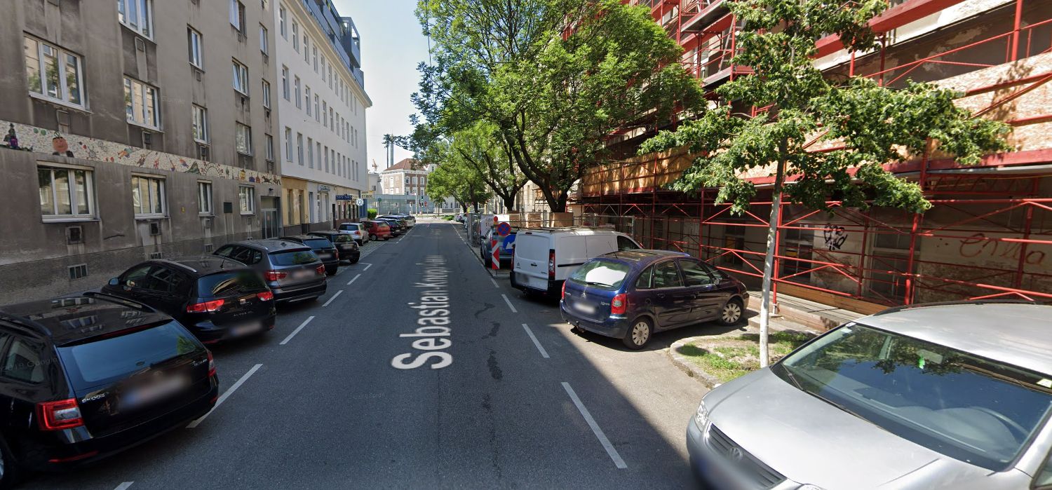 In der Sebastian-Kneipp-Gasse ging der 40-Jährige auf die Beamten los.