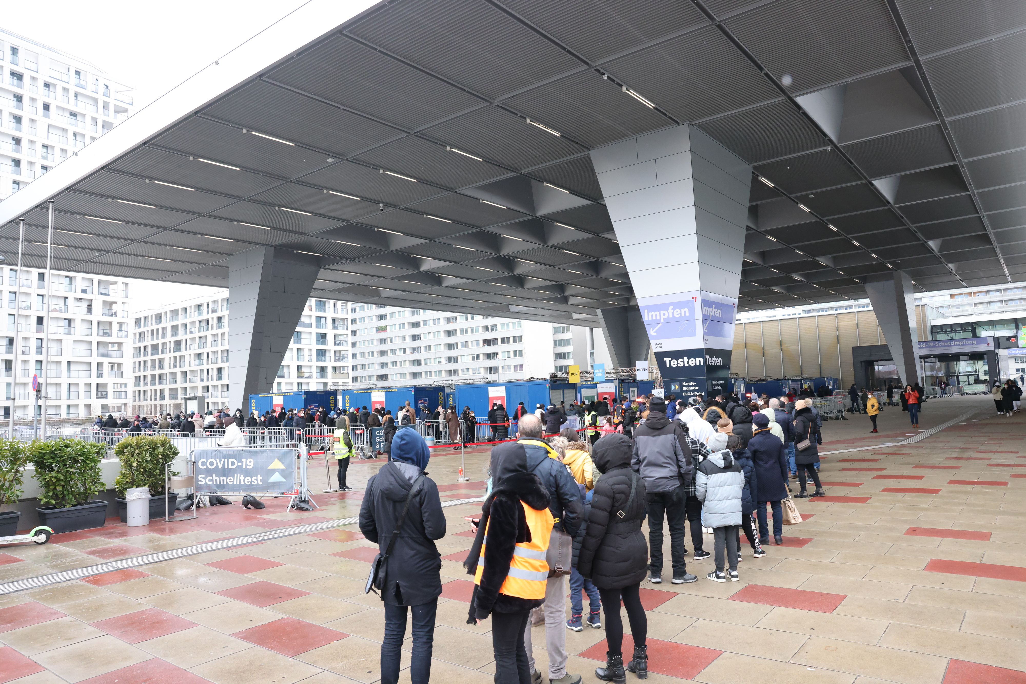 Beim ACV in Wien-Donaustadt kam es am Sonntag zu langen Schlangen vor den Teststellen.