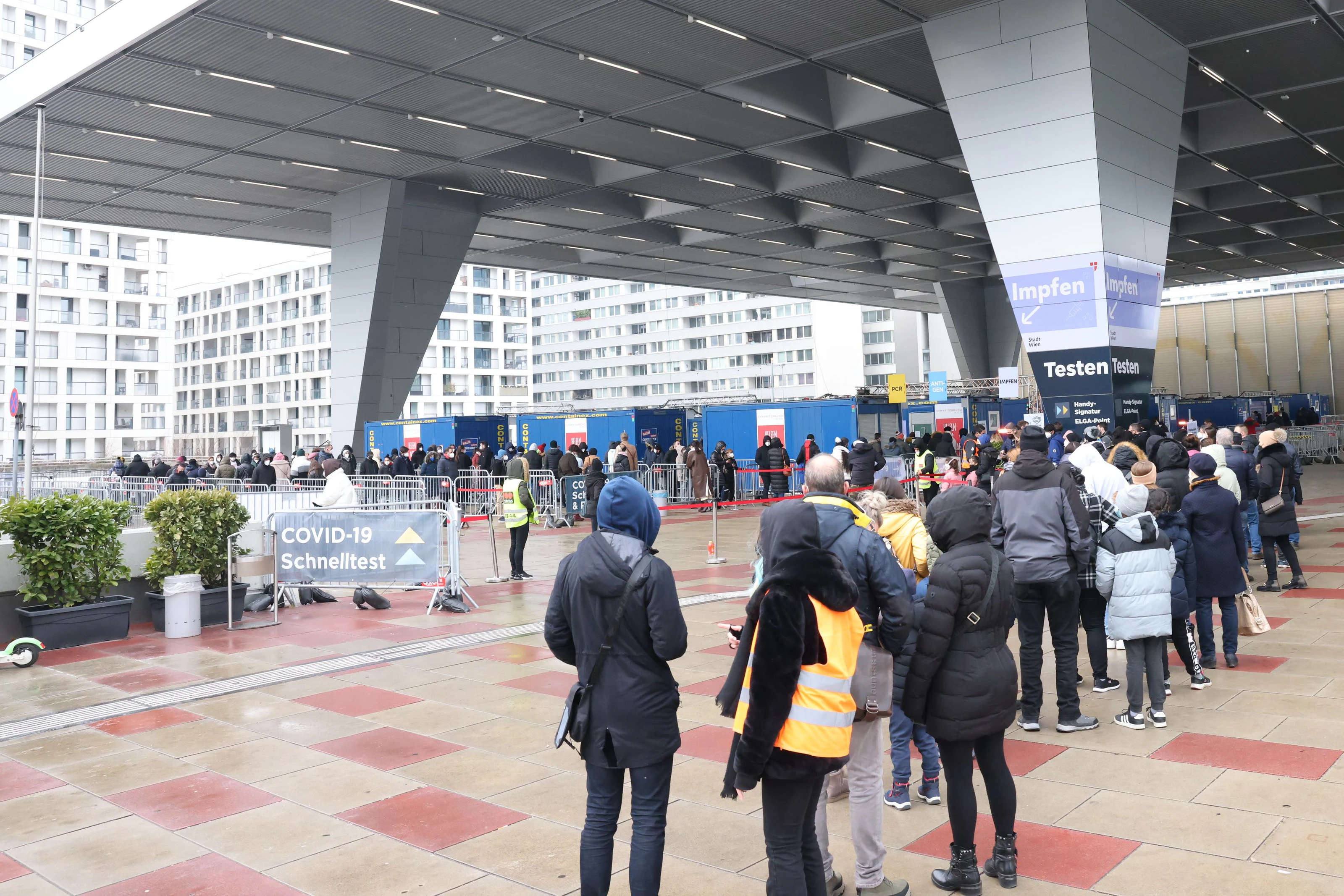 Beim ACV in Wien-Donaustadt kam es am Sonntag zu langen Schlangen vor den Teststellen.