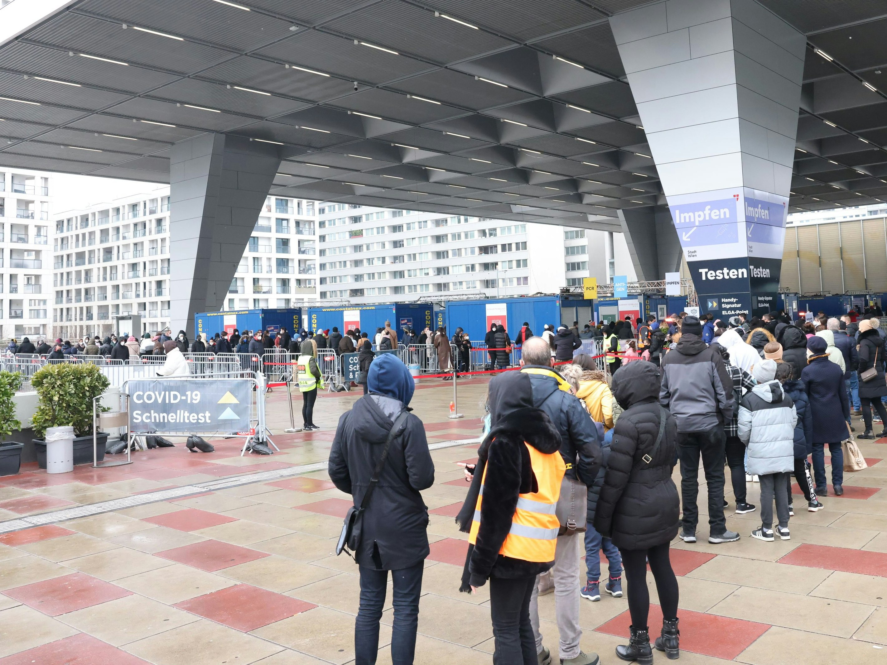 Beim ACV in Wien-Donaustadt kam es am Sonntag zu langen Schlangen vor den Teststellen.