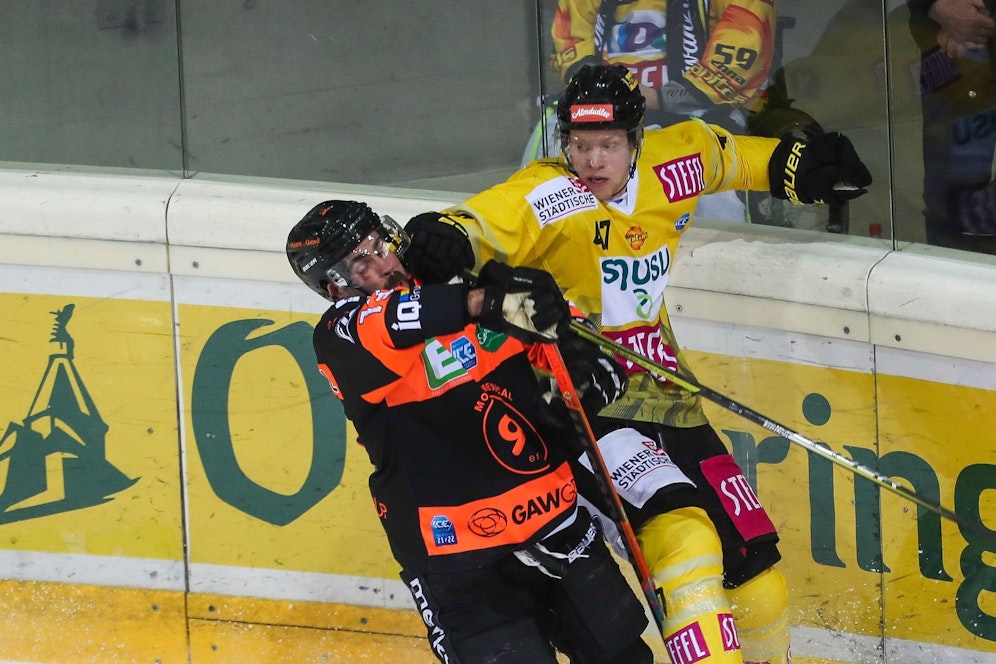 Caps-Crack Karlsson im Duell mit Graz-Spieler Schiechl