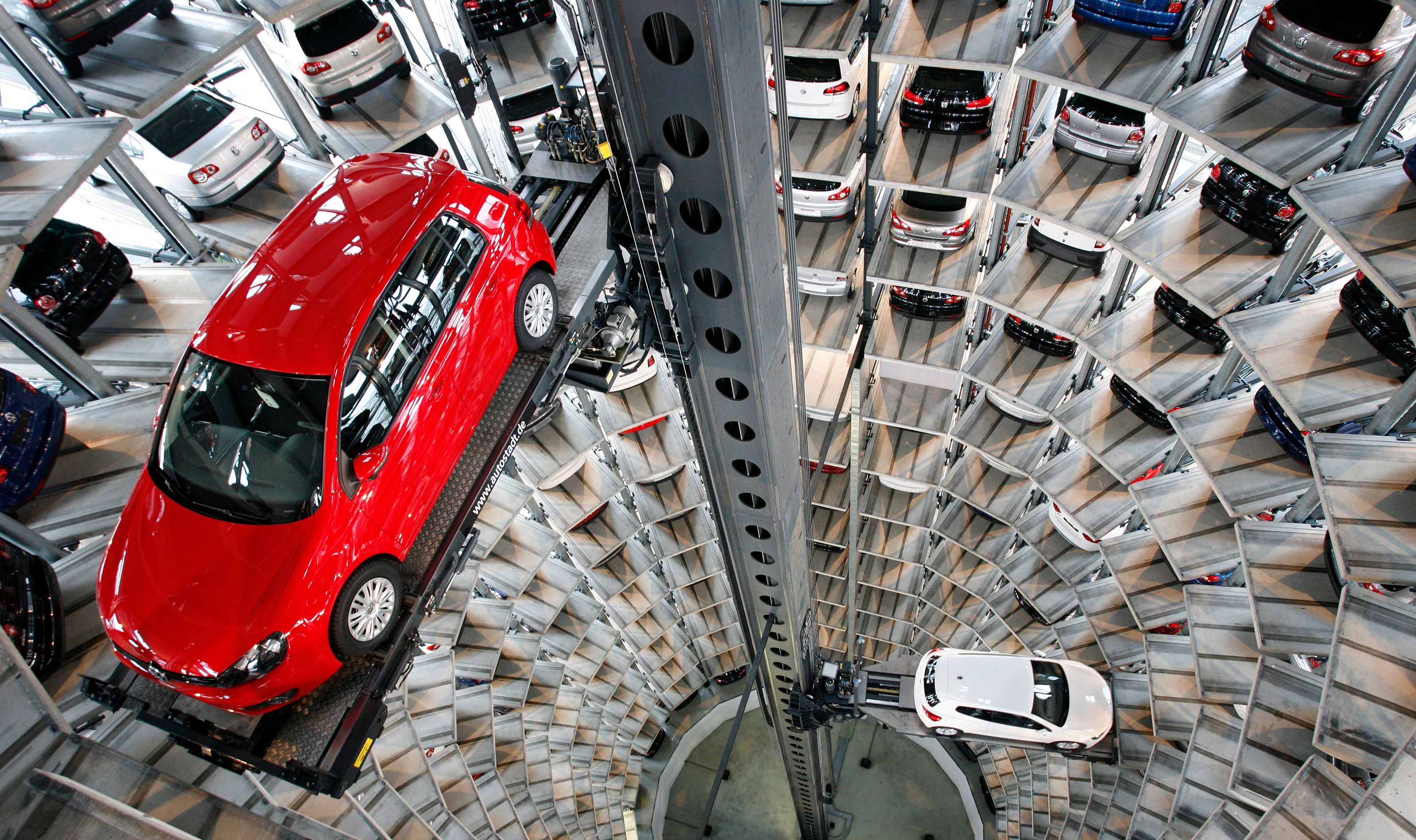 Die EU verlangt von Autoherstellern, in Neuwagen künftig Blackboxes und Kontrollfunktionen wie Geschwindigkeitsassistenten einzubauen.