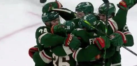 Die Minnesota Wild jubeln über den Heimsieg.