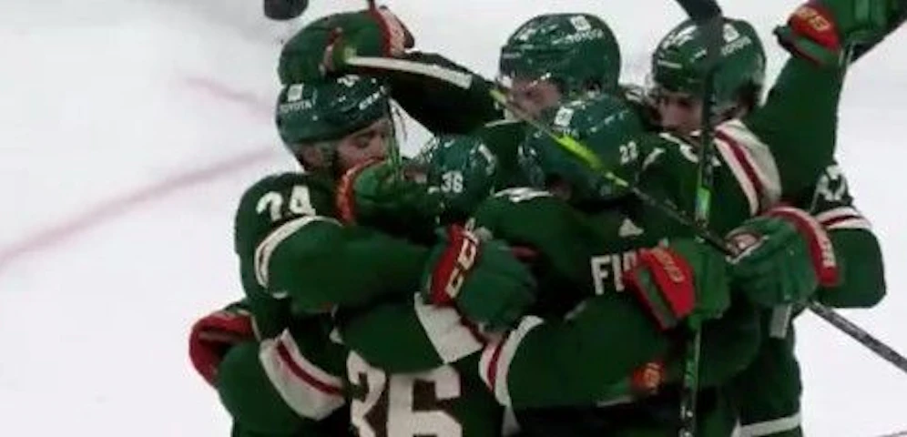 Die Minnesota Wild jubeln über den Heimsieg.