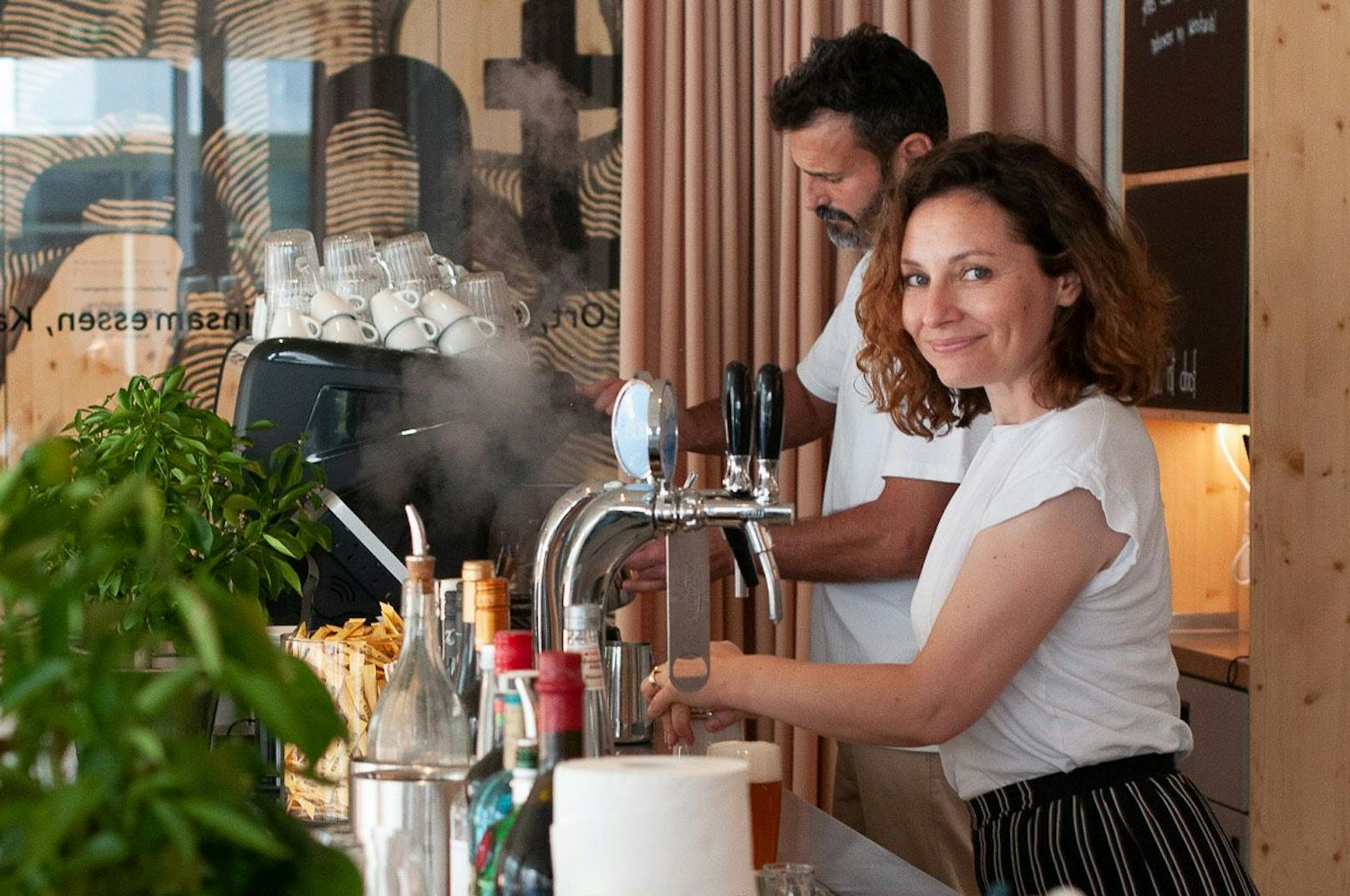 Die Wiener Gastronomen Dorothee Bernhard und Marc Oberngruber setzen in ihren beiden Lokalen freiwillig auf 2G plus.