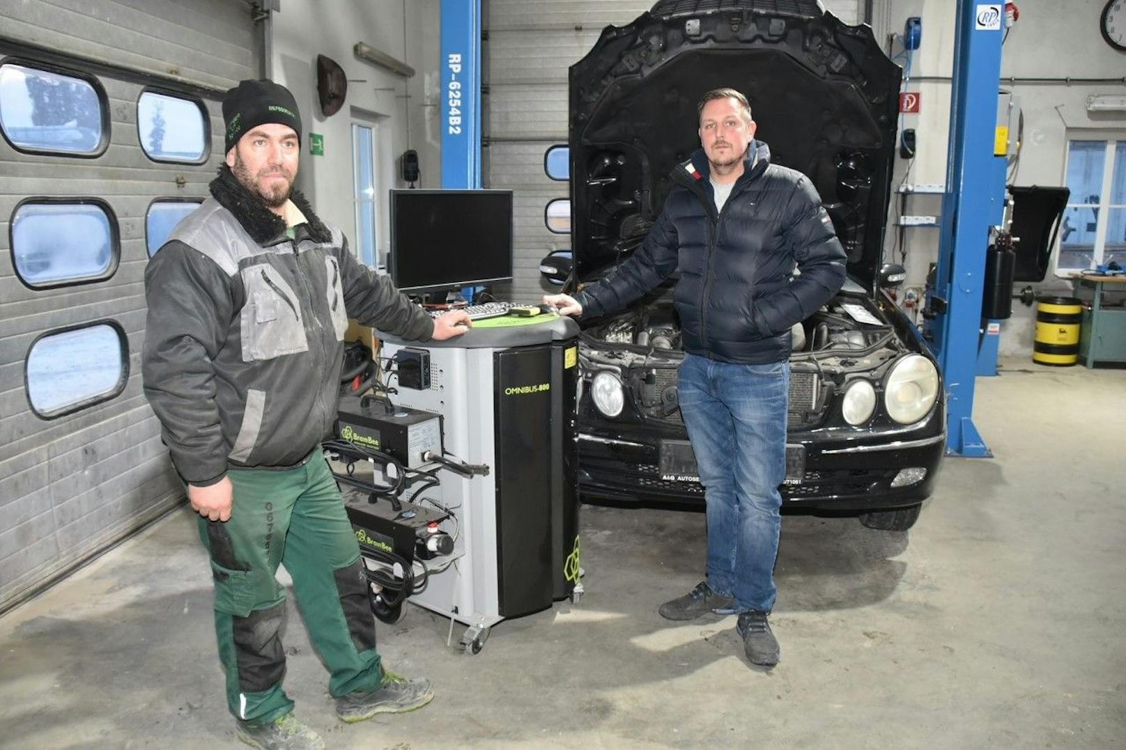 Fassungslos: Werkstattbetreiber Johann Mitiszek (rechts) und sein Partner Gerald Aininger