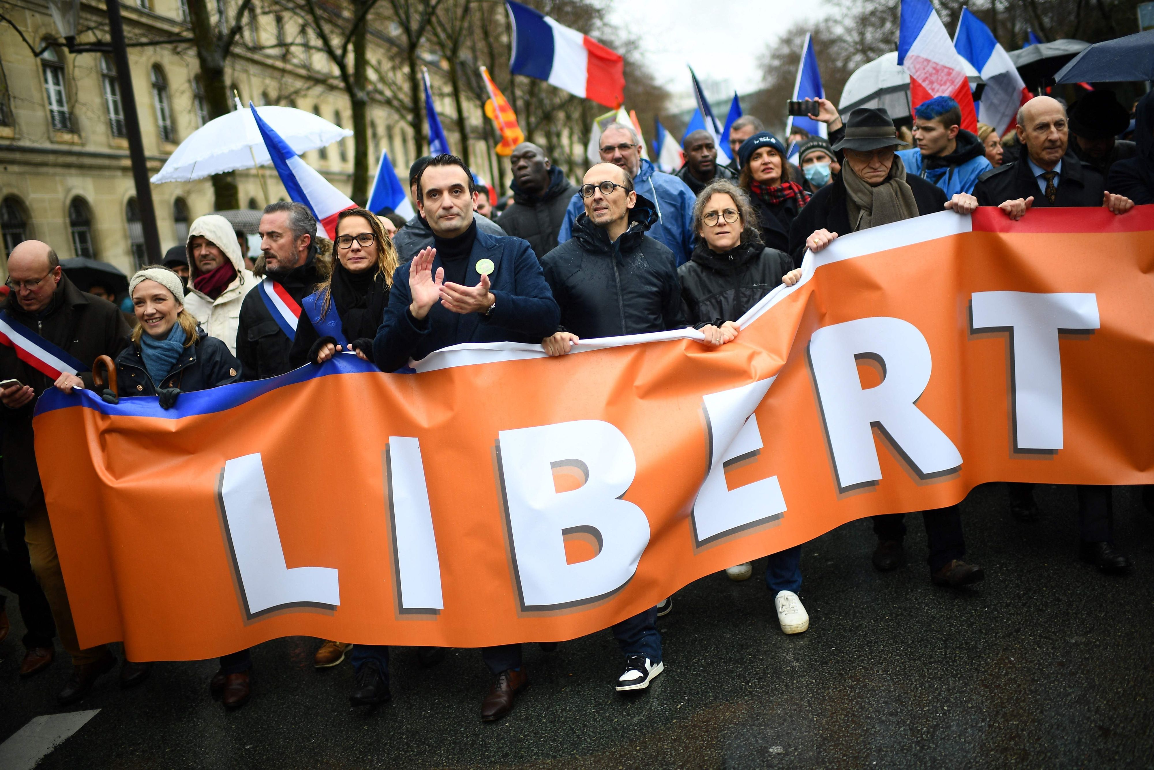 Download von www.picturedesk.com am 09.01.2022 (15:07).  French nationalist party "Les Patriotes" (The Patriots) leader Florian Philippot (C) and lawyer Fabrice di Vizio (CR) march during a rally called by his party against the compulsory Covid-19 vaccination and the mandatory use of the health pass, in Paris, on January 8, 2022. (Photo by Christophe ARCHAMBAULT / AFP) - 20220108_PD4945 - Rechteinfo: Rights Managed (RM) Nur für redaktionelle Nutzung! Werbliche Nutzung erfordert Freigabe: bitte schicken Sie uns eine Anfrage.