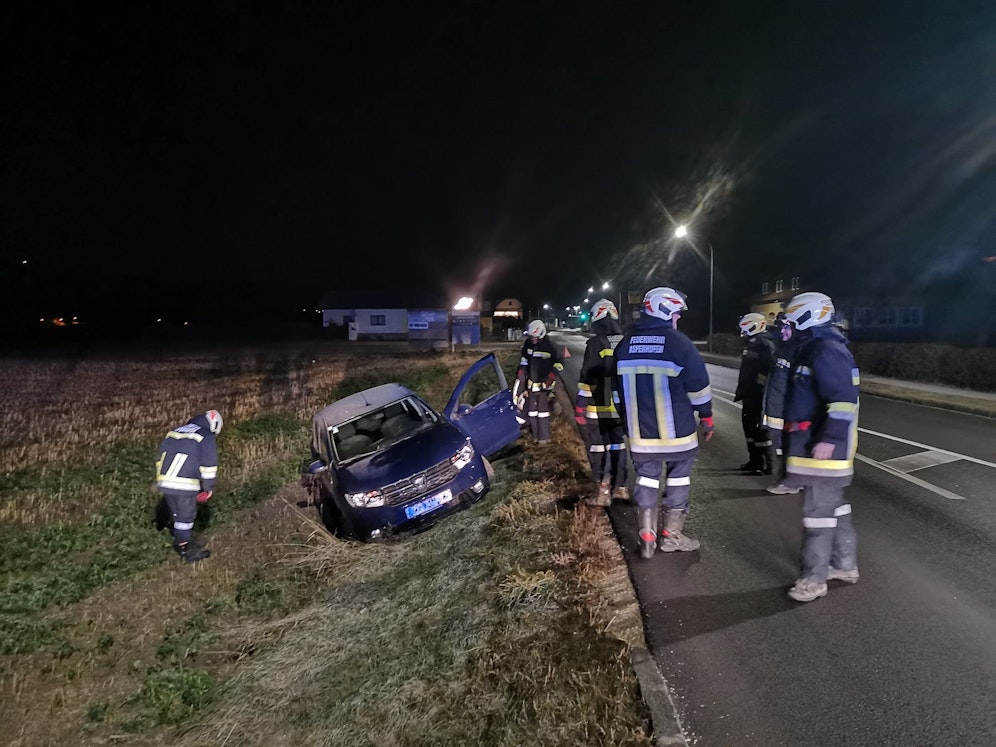 Die Lenkerin landete im angrenzenden Feld.