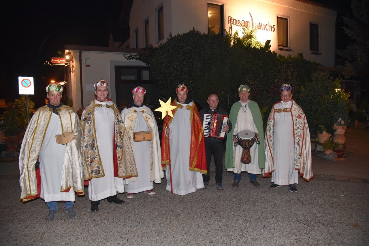 Pfarrer Pawel Wojciga begleitete die Könige Bürgermeister Wolfgang Kocevar (SPÖ), Johann Hauer (ÖVP), Stadtrat Markus Gubik (FPÖ), Gemeinderat Mathias Hacker (BL), Josef Ahorn (Die Grünen) und Christian Nemec (NEOS) mit der Ziehharmonika.
