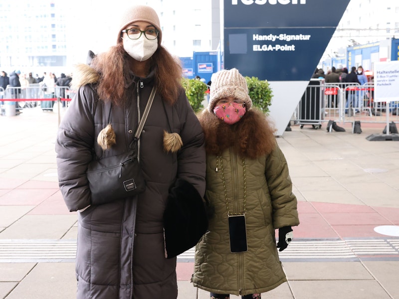 Mutter Yvonne stellt sich mit ihrer Tochter Kiara (9) lieber in eine lange Schlange, als in Quarantäne zu gehen: "Nervlich anstrengender ist Homeschooling, wenn wegen Omikron ganze Klassen gesperrt werden."