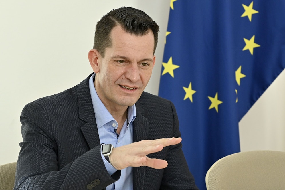 Gesundheitsminister Wolfgang Mückstein (Grüne) sagt Corona-Weihnachten 2022 an.