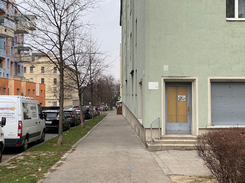 Im Hof der Wohnhausanlage konnte ein völlig zerstörter Geschirrspüler wahrgenommen werden.