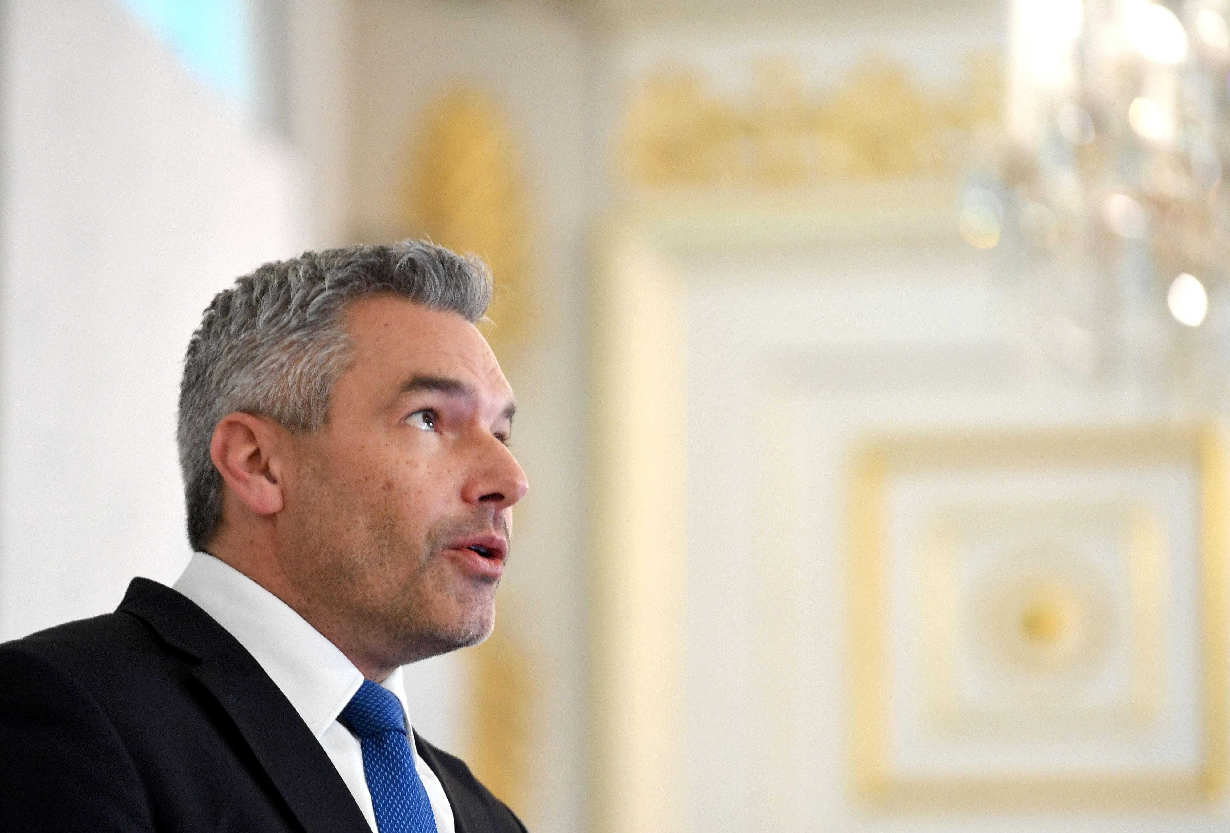 Sieht die Corona-Infektionszahlen massiv steigen: Kanzler Karl Nehammer.