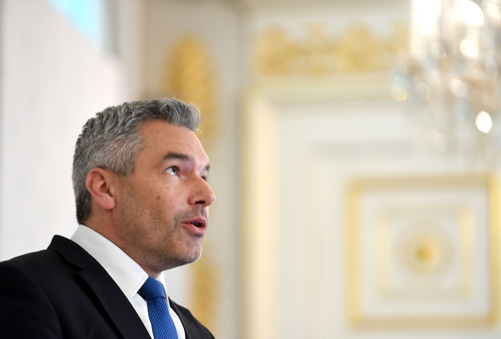 Sieht die Corona-Infektionszahlen massiv steigen: Kanzler Karl Nehammer.