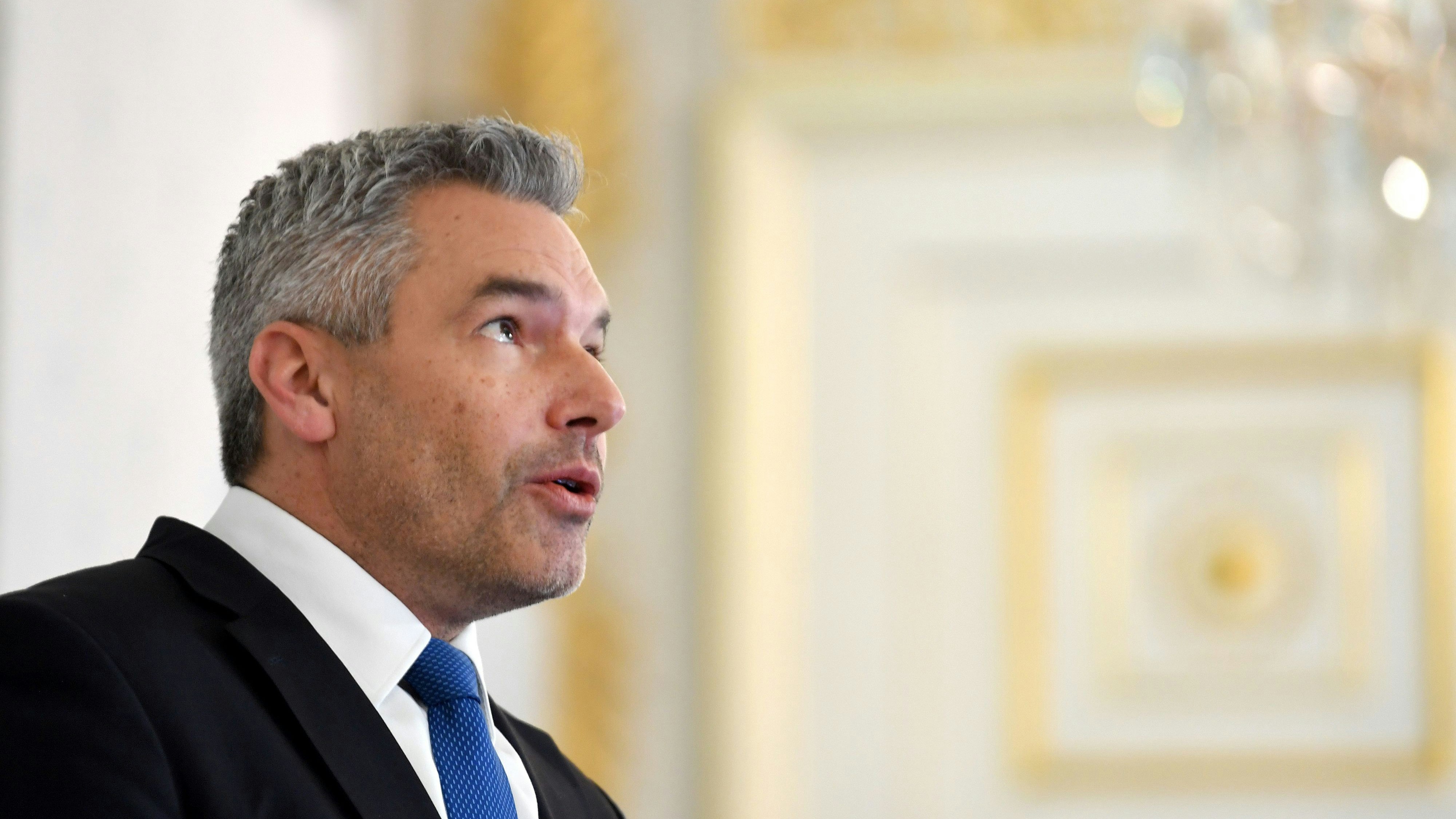 Sieht die Corona-Infektionszahlen massiv steigen: Kanzler Karl Nehammer.