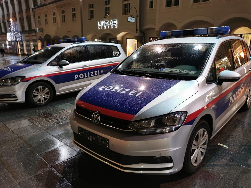 Die Polizei montiert bei Demonstrationen zur Sicherheit die Taferl ab.