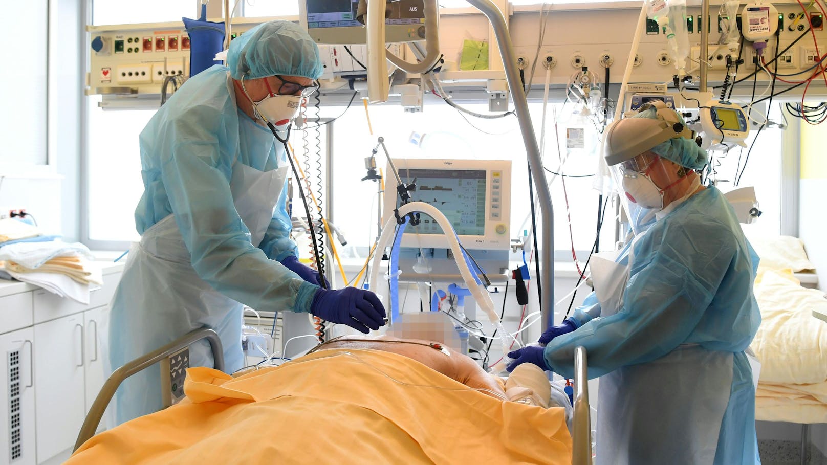 Ein Corona-Patient auf der Intensivstation eines Krankenhauses medizinisch versorgt.