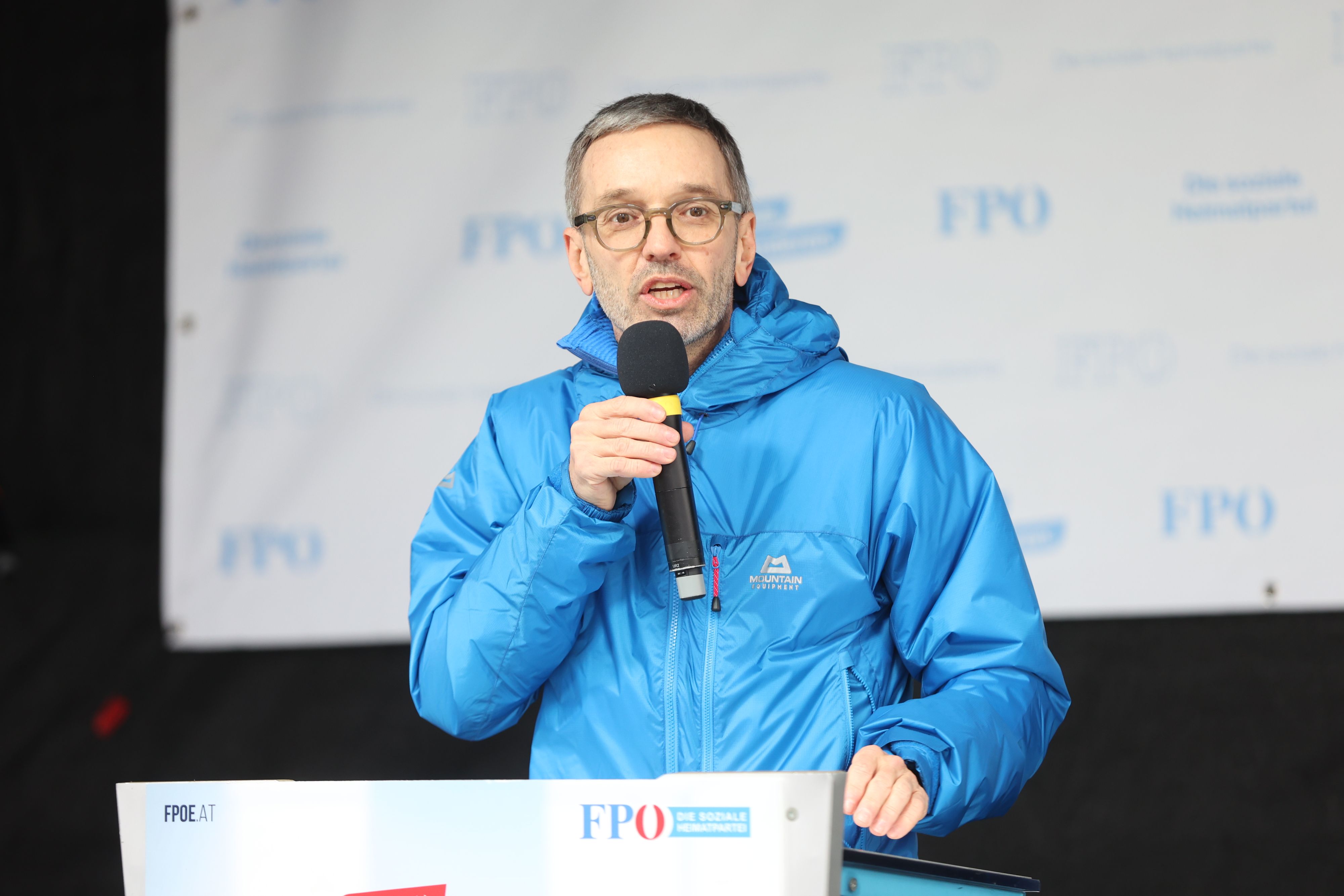 Herbert Kickl bei einer Corona-Demo im Jahr 2022. Bei diesen habe er das Lied 