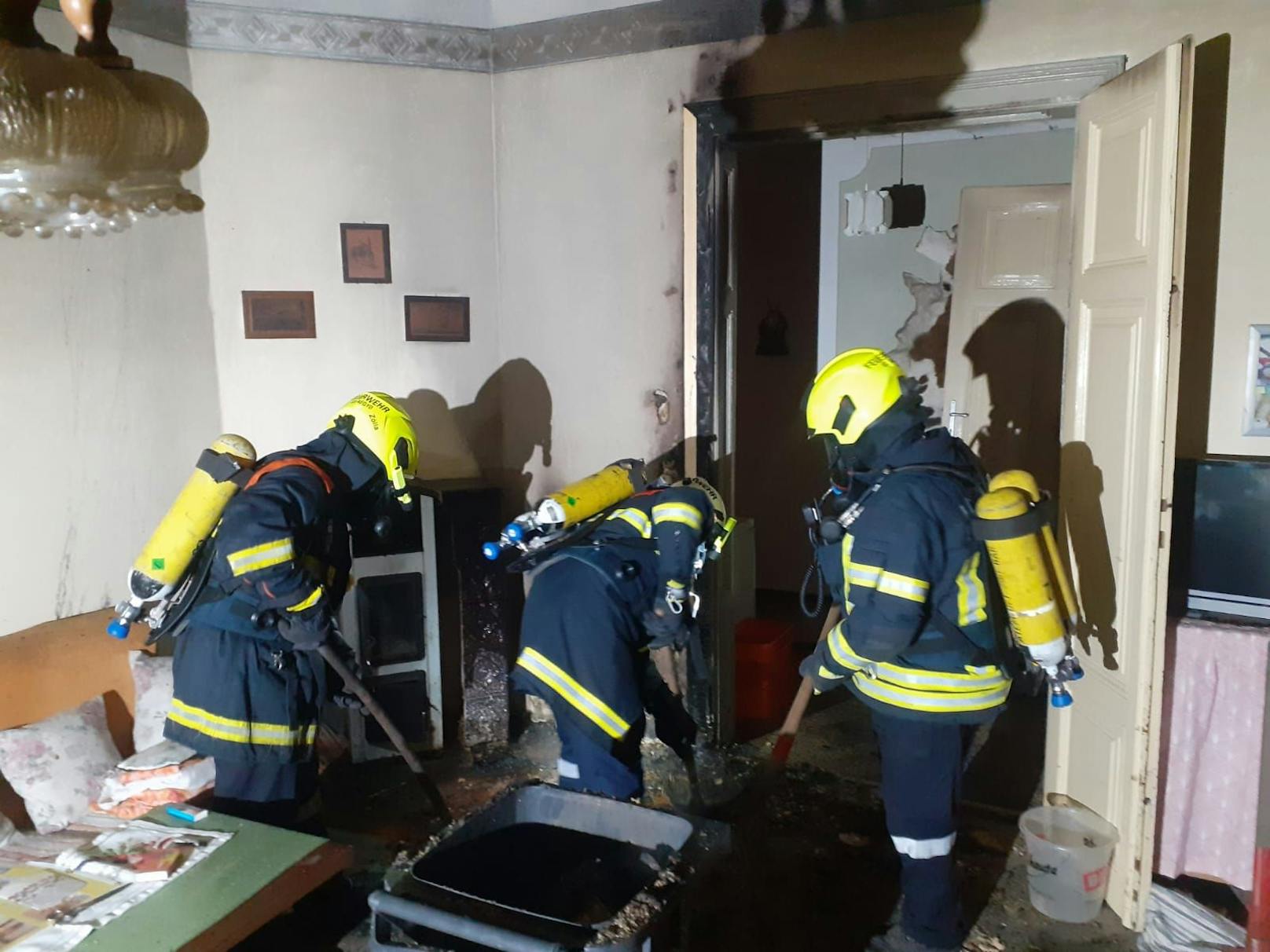 Feuerwehr rettete 93-Jährige aus brennender Wohnung.